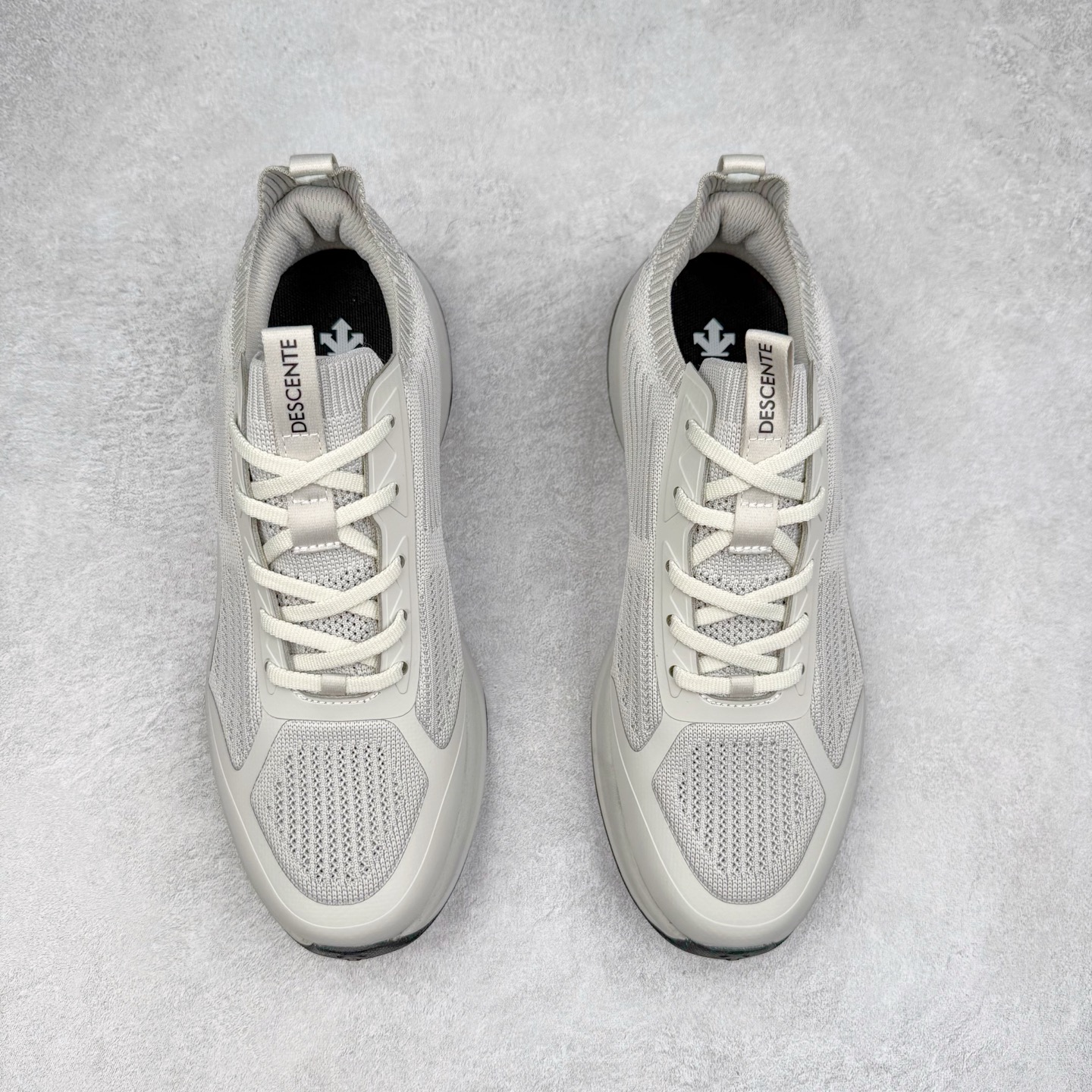 图片[2]-＃HP DESCENTE RUNNING BOA 迪桑特透气防滑耐磨低帮跑步鞋 DESCENTE（迪桑特）创立于1935年，品牌名取自法语词汇，意为“滑降”。品牌箭头标识代表滑雪的三种技术“高速直线滑行”、“穿越”和“侧滑”，也寓意品牌在打造高端专业运动产品中不断追求完美的创新精神，致力于成为中国高端专业滑雪、综训、女子、铁人三项、高尔夫的第一品牌。尺码：39 40 40.5 41 42 42.5 43 44 44.5 45-选品中心