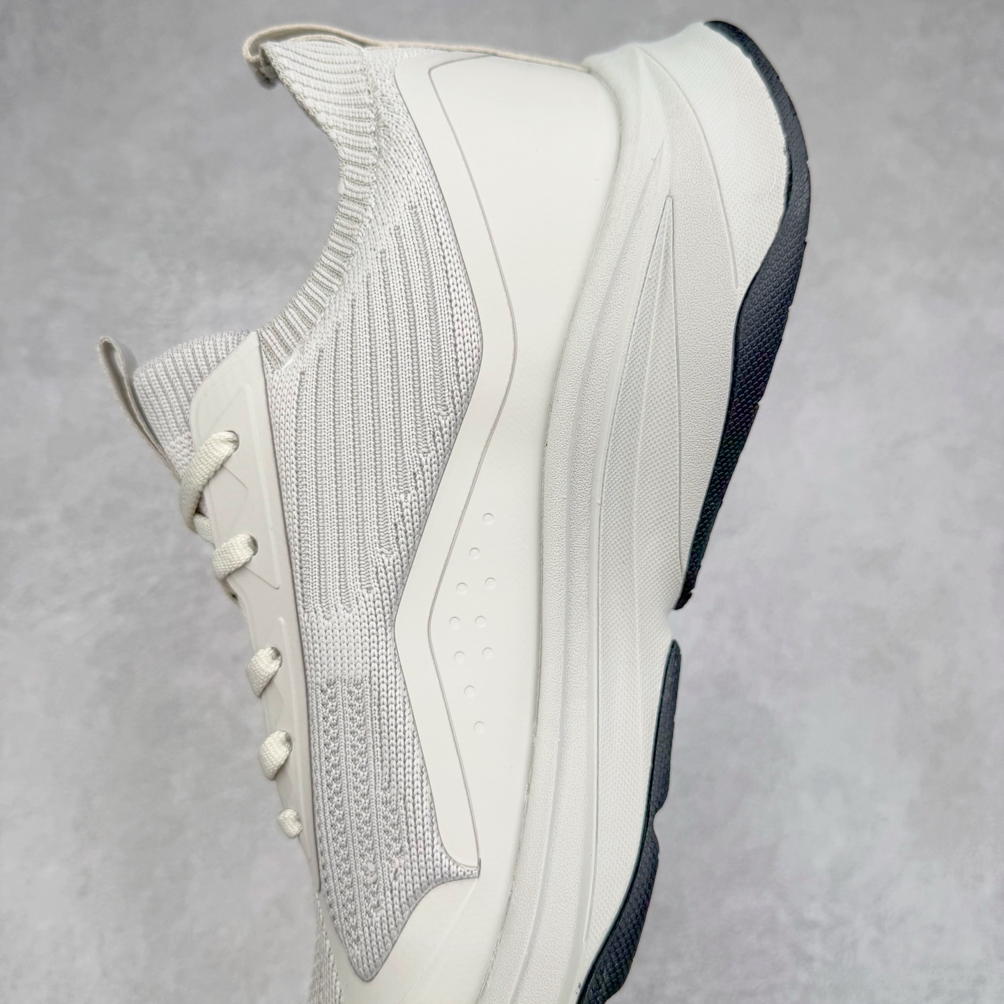 图片[7]-＃HP DESCENTE RUNNING BOA 迪桑特透气防滑耐磨低帮跑步鞋 DESCENTE（迪桑特）创立于1935年，品牌名取自法语词汇，意为“滑降”。品牌箭头标识代表滑雪的三种技术“高速直线滑行”、“穿越”和“侧滑”，也寓意品牌在打造高端专业运动产品中不断追求完美的创新精神，致力于成为中国高端专业滑雪、综训、女子、铁人三项、高尔夫的第一品牌。尺码：39 40 40.5 41 42 42.5 43 44 44.5 45-选品中心