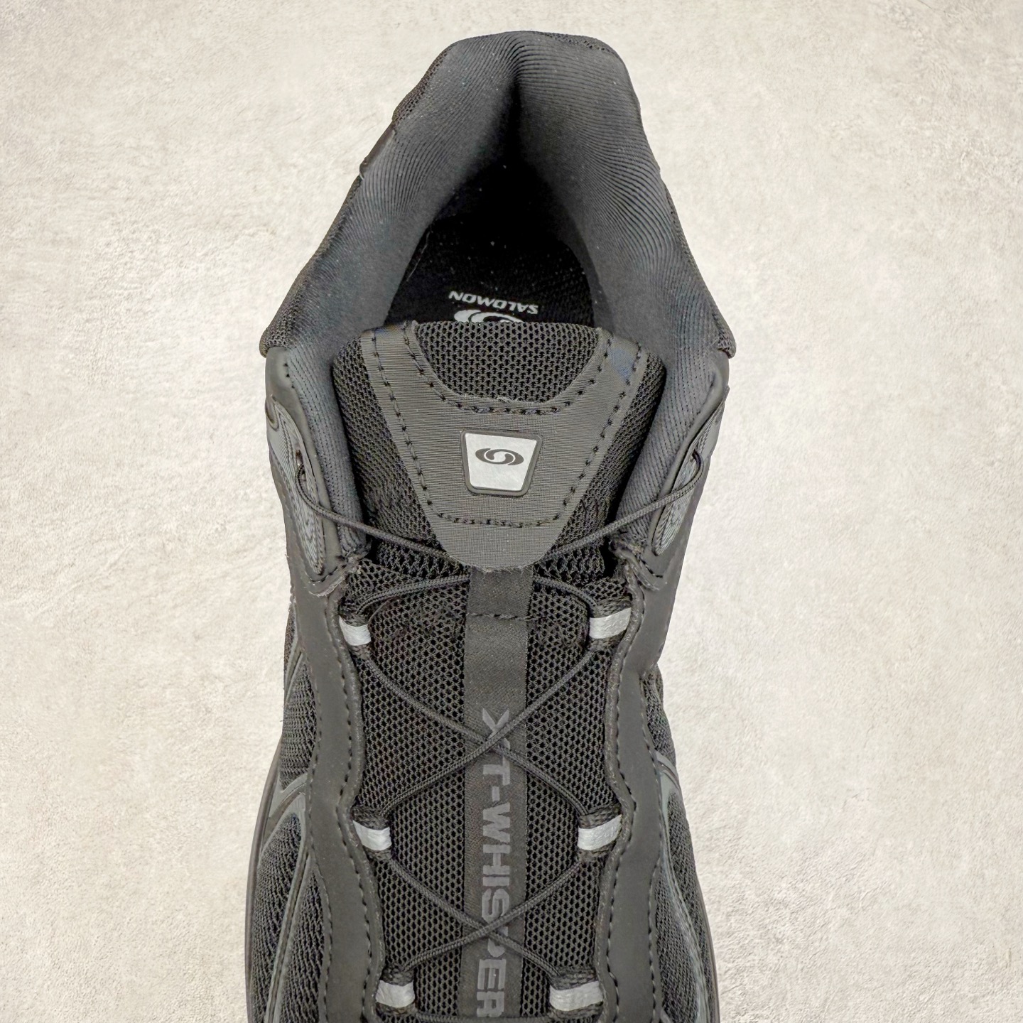 图片[5]-＃HP SALOMON XT-WHISPER 萨洛蒙圆头防滑耐磨低帮休闲越野训练城市通勤跑步鞋 男女同款 浅棕色 纯原外贸平台特供订单 耗时半年巨作 全套原纸板楦头开发 原厂特供网布配套加持 确保原汁原味 完美呈现版型 原档数据独家私模五层组合大底 男女鞋同步官方开发至46.5 原装Ortholite轻量化鞋垫 中底布带钢印编号 原厂TPU锁扣 进口港宝加持 后跟自然饱满 还原公司包裹性 鞋面以“锯齿”状的包裹系统呈现 在基色底之下加入了各种色点缀 将公司的最新技术和时尚前卫的造型融入耐用的长跑款式中 鞋面由 TPU 薄膜制成 并焊接在高耐磨网眼上 使其既时尚又坚固 由 ACS底盘支撑 可增强稳定性和支撑力 以及由橡胶凸耳 Contragrip外底覆盖的 EVA 缓冲中底 旨在应对崎岖的地形 鞋舌上的彩色Salomon 标签、Quicklace 系统以及鞋头、鞋舌和鞋跟上的附加品牌使细节更加完美 让穿着者可以轻松驾驭户外与通勤下的任何运动生活场景 无缝鞋身户外随意纵横 颜值与脚感兼备 出街通勤 绝对非常吸睛 你值得拥有 尺码：36 36.5 37.5 38 38.5 39 40 40.5 41 42 42.5 43 44 44.5 45 46 46.5 注意：偏小1码-选品中心