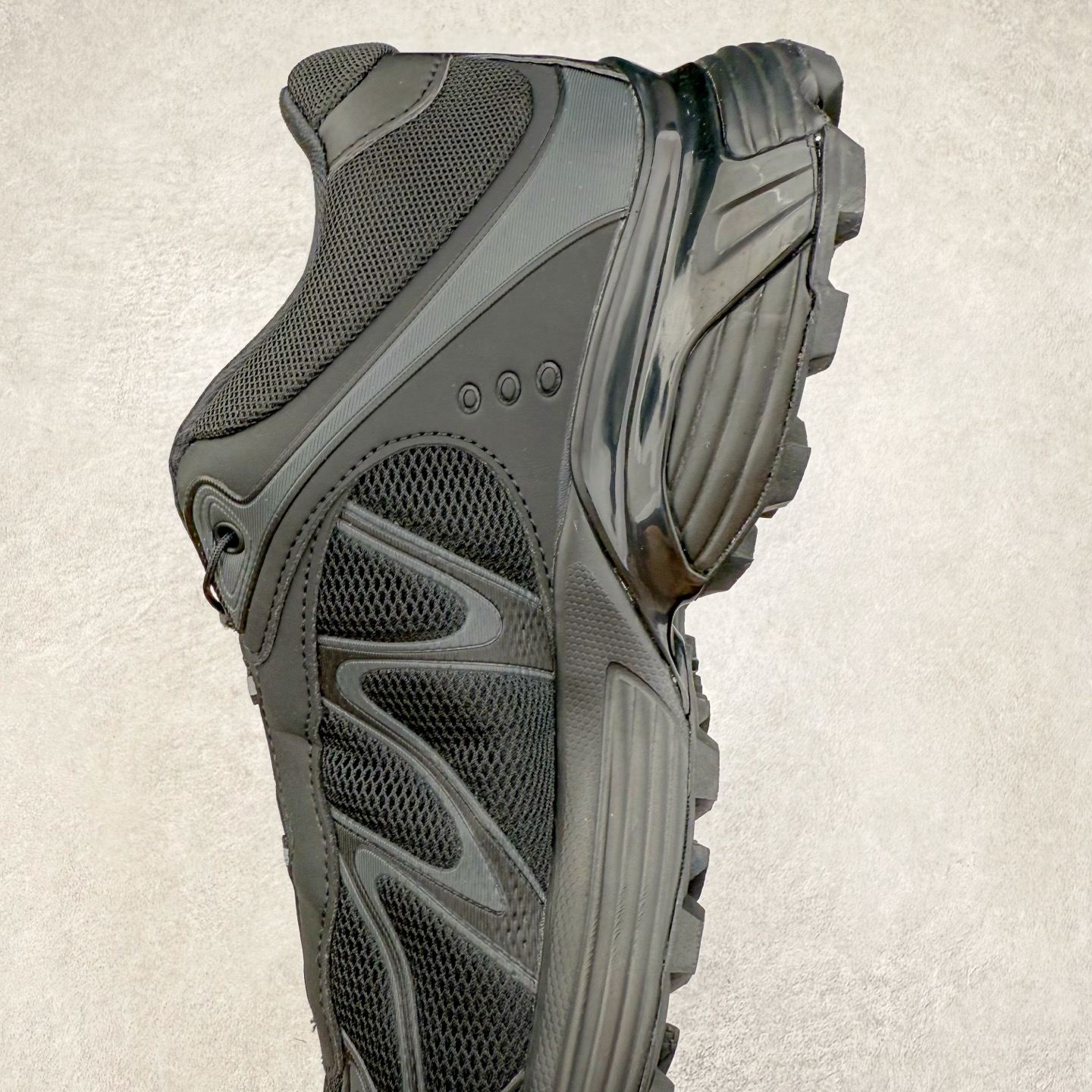 图片[7]-＃HP SALOMON XT-WHISPER 萨洛蒙圆头防滑耐磨低帮休闲越野训练城市通勤跑步鞋 男女同款 浅棕色 纯原外贸平台特供订单 耗时半年巨作 全套原纸板楦头开发 原厂特供网布配套加持 确保原汁原味 完美呈现版型 原档数据独家私模五层组合大底 男女鞋同步官方开发至46.5 原装Ortholite轻量化鞋垫 中底布带钢印编号 原厂TPU锁扣 进口港宝加持 后跟自然饱满 还原公司包裹性 鞋面以“锯齿”状的包裹系统呈现 在基色底之下加入了各种色点缀 将公司的最新技术和时尚前卫的造型融入耐用的长跑款式中 鞋面由 TPU 薄膜制成 并焊接在高耐磨网眼上 使其既时尚又坚固 由 ACS底盘支撑 可增强稳定性和支撑力 以及由橡胶凸耳 Contragrip外底覆盖的 EVA 缓冲中底 旨在应对崎岖的地形 鞋舌上的彩色Salomon 标签、Quicklace 系统以及鞋头、鞋舌和鞋跟上的附加品牌使细节更加完美 让穿着者可以轻松驾驭户外与通勤下的任何运动生活场景 无缝鞋身户外随意纵横 颜值与脚感兼备 出街通勤 绝对非常吸睛 你值得拥有 尺码：36 36.5 37.5 38 38.5 39 40 40.5 41 42 42.5 43 44 44.5 45 46 46.5 注意：偏小1码-选品中心