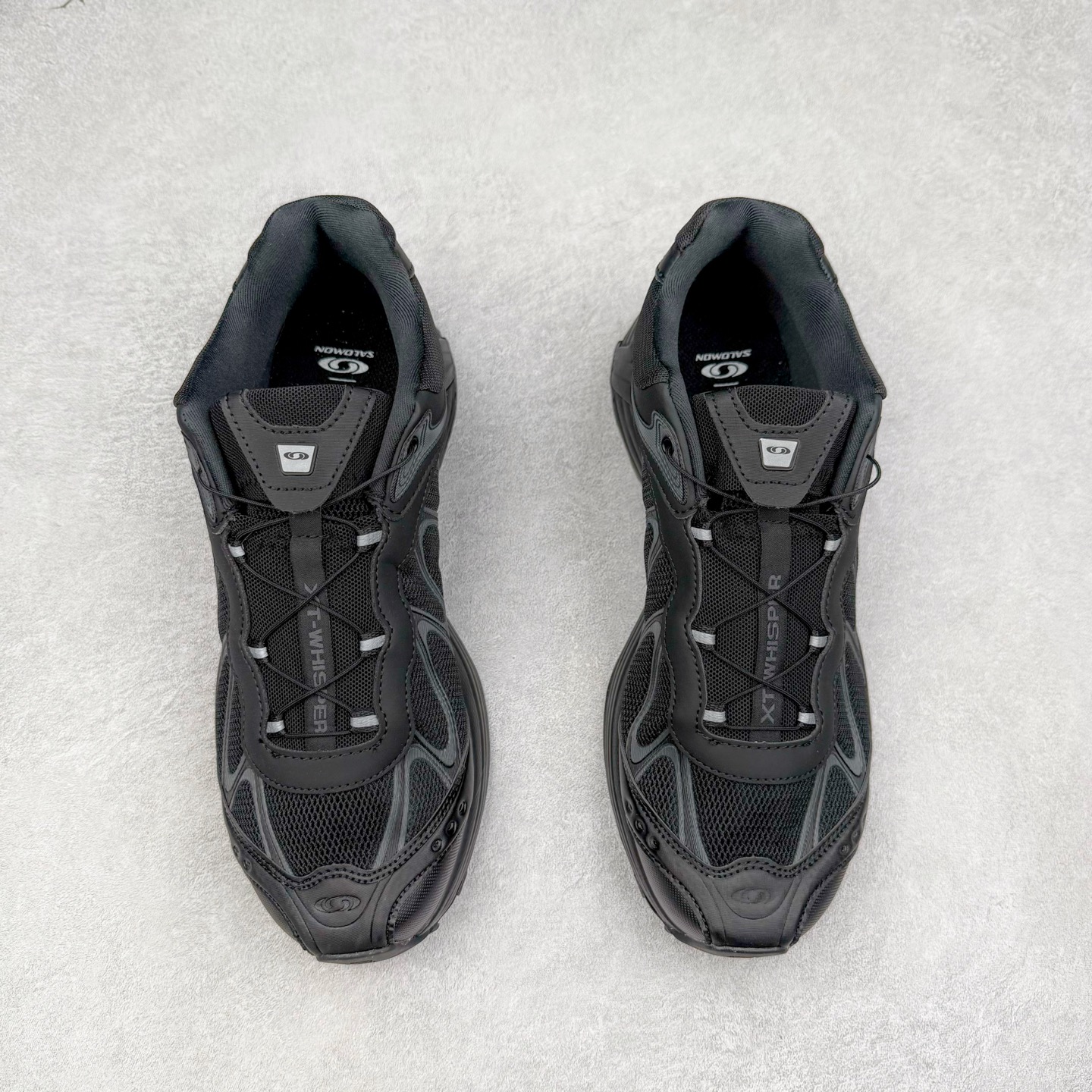 图片[2]-＃HP SALOMON XT-WHISPER 萨洛蒙圆头防滑耐磨低帮休闲越野训练城市通勤跑步鞋 男女同款 浅棕色 纯原外贸平台特供订单 耗时半年巨作 全套原纸板楦头开发 原厂特供网布配套加持 确保原汁原味 完美呈现版型 原档数据独家私模五层组合大底 男女鞋同步官方开发至46.5 原装Ortholite轻量化鞋垫 中底布带钢印编号 原厂TPU锁扣 进口港宝加持 后跟自然饱满 还原公司包裹性 鞋面以“锯齿”状的包裹系统呈现 在基色底之下加入了各种色点缀 将公司的最新技术和时尚前卫的造型融入耐用的长跑款式中 鞋面由 TPU 薄膜制成 并焊接在高耐磨网眼上 使其既时尚又坚固 由 ACS底盘支撑 可增强稳定性和支撑力 以及由橡胶凸耳 Contragrip外底覆盖的 EVA 缓冲中底 旨在应对崎岖的地形 鞋舌上的彩色Salomon 标签、Quicklace 系统以及鞋头、鞋舌和鞋跟上的附加品牌使细节更加完美 让穿着者可以轻松驾驭户外与通勤下的任何运动生活场景 无缝鞋身户外随意纵横 颜值与脚感兼备 出街通勤 绝对非常吸睛 你值得拥有 尺码：36 36.5 37.5 38 38.5 39 40 40.5 41 42 42.5 43 44 44.5 45 46 46.5 注意：偏小1码-选品中心