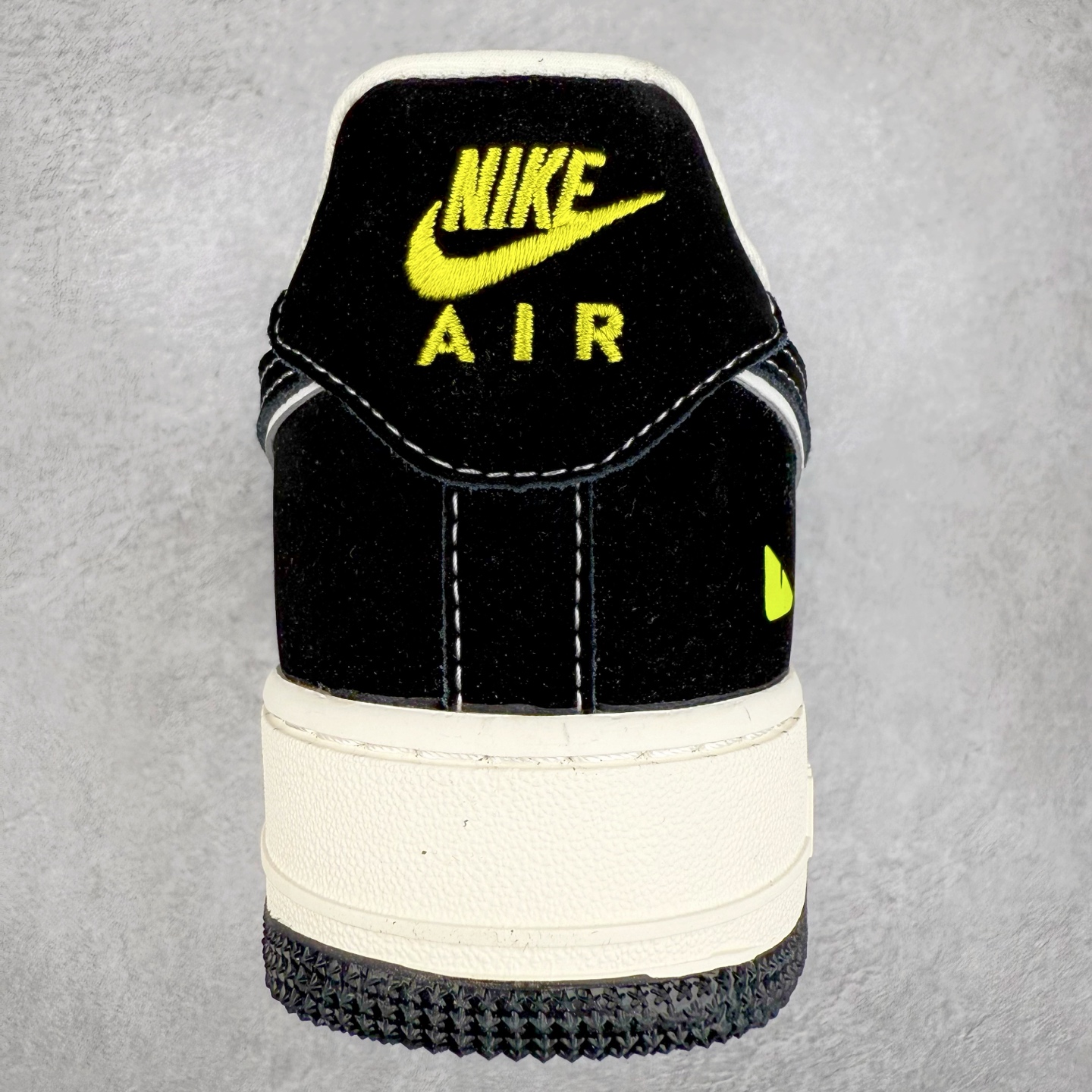 图片[8]-NK Air Force 1´07 Low 空军一号低帮百搭休闲运动板鞋 XL1979-102 柔软、弹性十足的缓震性能和出色的中底设计 横跨复古与现代的外型结合 造就出风靡全球 三十多年的Force 1 直到今天还深受青睐 实拍调校N版已经零色差零失真 百分百还原实物色彩所见即所得 不存在货不对板色差等低级问题 选购参考实物拍摄 不混卖不参货 只用心做好货严格选品 承诺混一赔十 尺码：36 36.5 37.5 38 38.5 39 40 40.5 41 42 42.5 43 44 44.5 45-选品中心