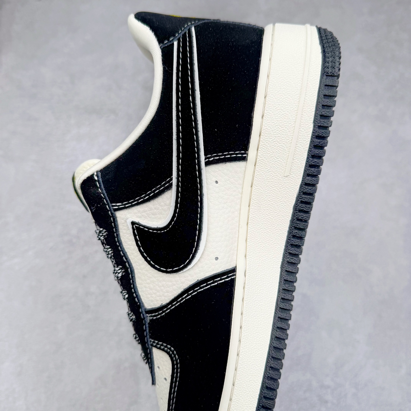 图片[7]-NK Air Force 1´07 Low 空军一号低帮百搭休闲运动板鞋 XL1979-102 柔软、弹性十足的缓震性能和出色的中底设计 横跨复古与现代的外型结合 造就出风靡全球 三十多年的Force 1 直到今天还深受青睐 实拍调校N版已经零色差零失真 百分百还原实物色彩所见即所得 不存在货不对板色差等低级问题 选购参考实物拍摄 不混卖不参货 只用心做好货严格选品 承诺混一赔十 尺码：36 36.5 37.5 38 38.5 39 40 40.5 41 42 42.5 43 44 44.5 45-选品中心