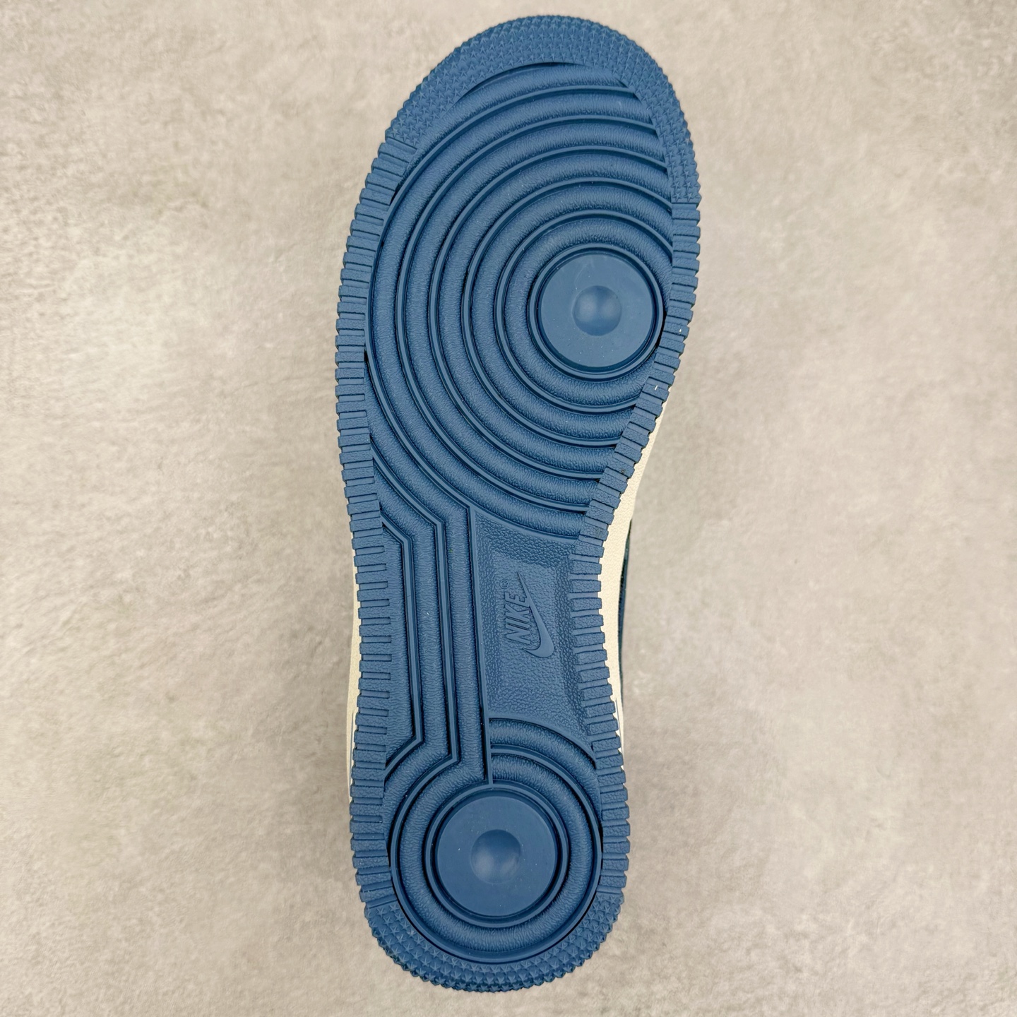 图片[9]-NK Air Force 1´07 Low 空军一号低帮百搭休闲运动板鞋 LW9279-019 柔软、弹性十足的缓震性能和出色的中底设计 横跨复古与现代的外型结合 造就出风靡全球 三十多年的Force 1 直到今天还深受青睐 实拍调校N版已经零色差零失真 百分百还原实物色彩所见即所得 不存在货不对板色差等低级问题 选购参考实物拍摄 不混卖不参货 只用心做好货严格选品 承诺混一赔十 尺码：36 36.5 37.5 38 38.5 39 40 40.5 41 42 42.5 43 44 44.5 45-选品中心