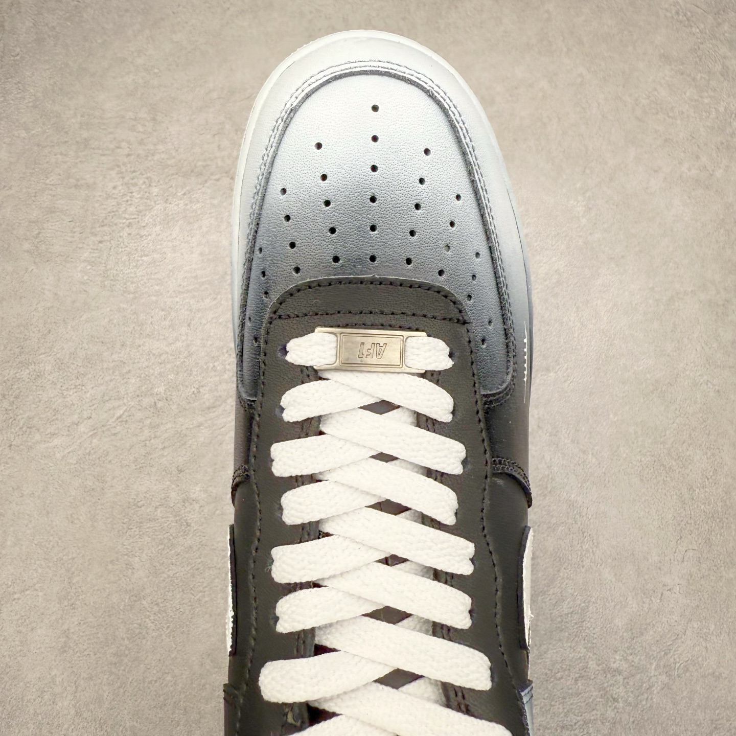 图片[4]-NK Air Force 1´07 Low 空军一号低帮百搭休闲运动板鞋 CW2288-018 柔软、弹性十足的缓震性能和出色的中底设计 横跨复古与现代的外型结合 造就出风靡全球 三十多年的Force 1 直到今天还深受青睐 实拍调校N版已经零色差零失真 百分百还原实物色彩所见即所得 不存在货不对板色差等低级问题 选购参考实物拍摄 不混卖不参货 只用心做好货严格选品 承诺混一赔十 尺码：36 36.5 37.5 38 38.5 39 40 40.5 41 42 42.5 43 44 44.5 45-选品中心