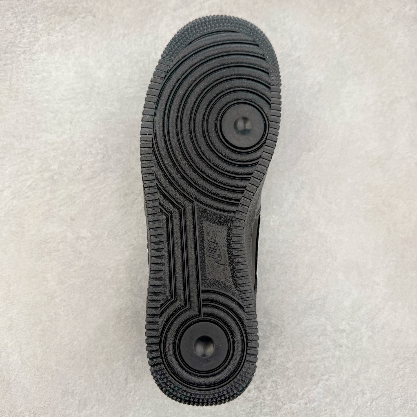 图片[9]-NK Air Force 1´07 Low 空军一号低帮百搭休闲运动板鞋 CW2288-018 柔软、弹性十足的缓震性能和出色的中底设计 横跨复古与现代的外型结合 造就出风靡全球 三十多年的Force 1 直到今天还深受青睐 实拍调校N版已经零色差零失真 百分百还原实物色彩所见即所得 不存在货不对板色差等低级问题 选购参考实物拍摄 不混卖不参货 只用心做好货严格选品 承诺混一赔十 尺码：36 36.5 37.5 38 38.5 39 40 40.5 41 42 42.5 43 44 44.5 45-选品中心