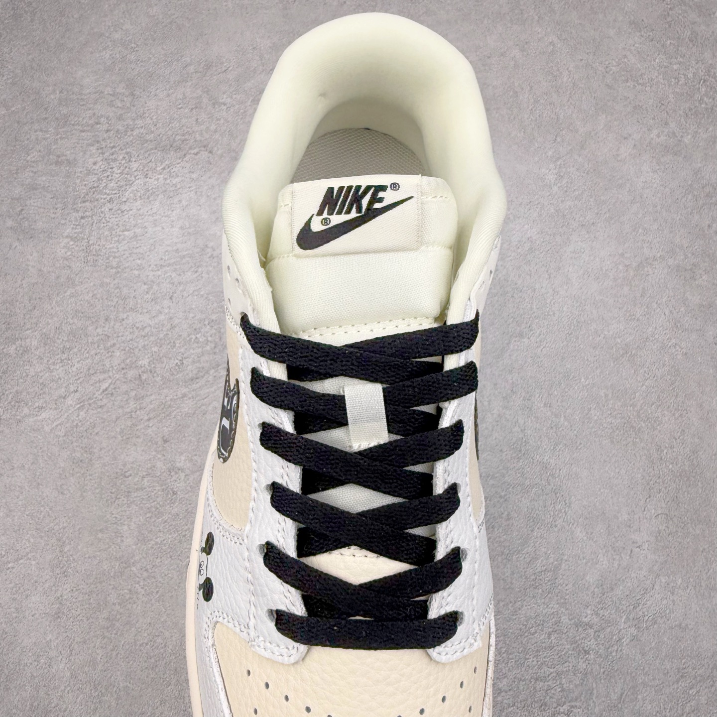 图片[5]-NK Dunk Low 定制配色 KK1333-041 大厂出品 极力推荐 原装头层材料 独家版型蒸餾加工帶來的是更好的视觉和脚感体验大厂纯原品质出货 清洁度 电绣工艺 皮料切割干净无任何毛边 细节完美 实拍调校N版已经零色差零失真 百分百还原实物色彩所见即所得 不存在货不对板色差等低级问题 选购参考实物拍摄 不混卖不参货 只用心做好货严格选品 承诺混一赔十 尺码：36 36.5 37.5 38 38.5 39 40 40.5 41 42 42.5 43 44 44.5 45-选品中心