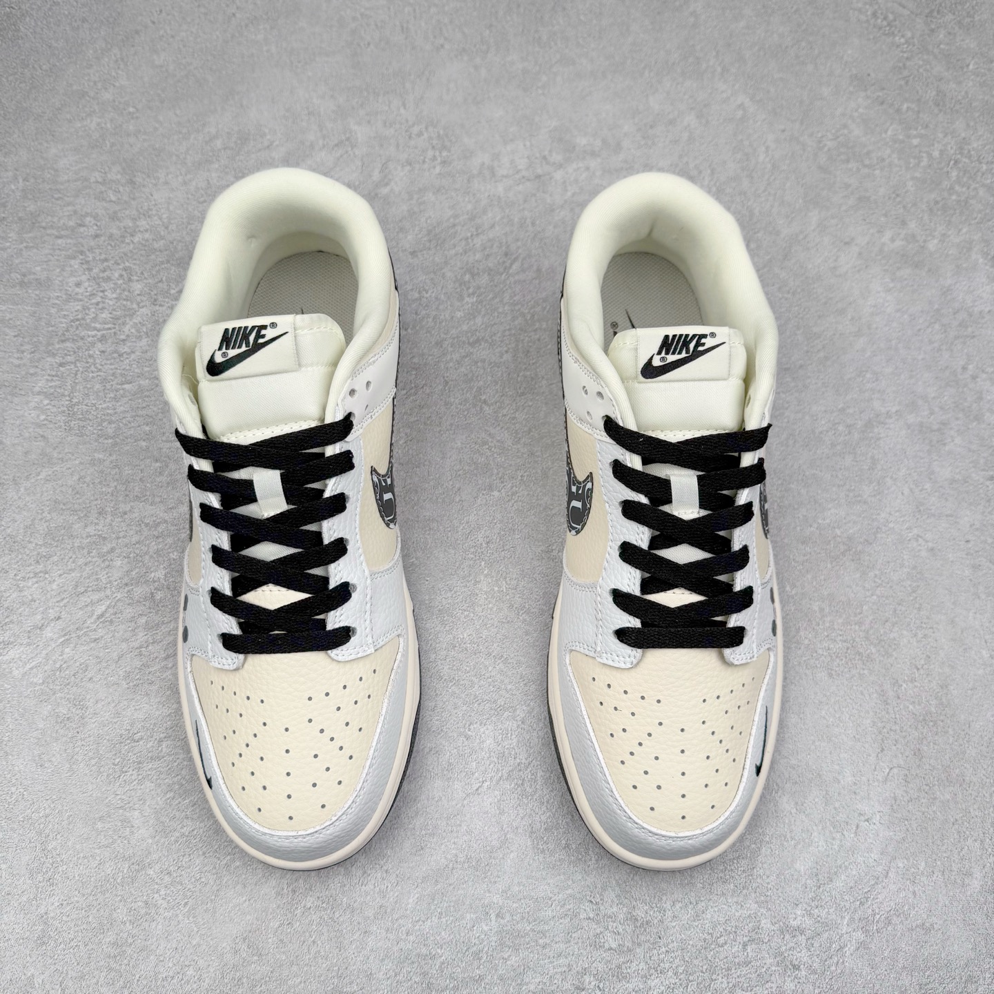 图片[2]-NK Dunk Low 定制配色 KK1333-041 大厂出品 极力推荐 原装头层材料 独家版型蒸餾加工帶來的是更好的视觉和脚感体验大厂纯原品质出货 清洁度 电绣工艺 皮料切割干净无任何毛边 细节完美 实拍调校N版已经零色差零失真 百分百还原实物色彩所见即所得 不存在货不对板色差等低级问题 选购参考实物拍摄 不混卖不参货 只用心做好货严格选品 承诺混一赔十 尺码：36 36.5 37.5 38 38.5 39 40 40.5 41 42 42.5 43 44 44.5 45-选品中心