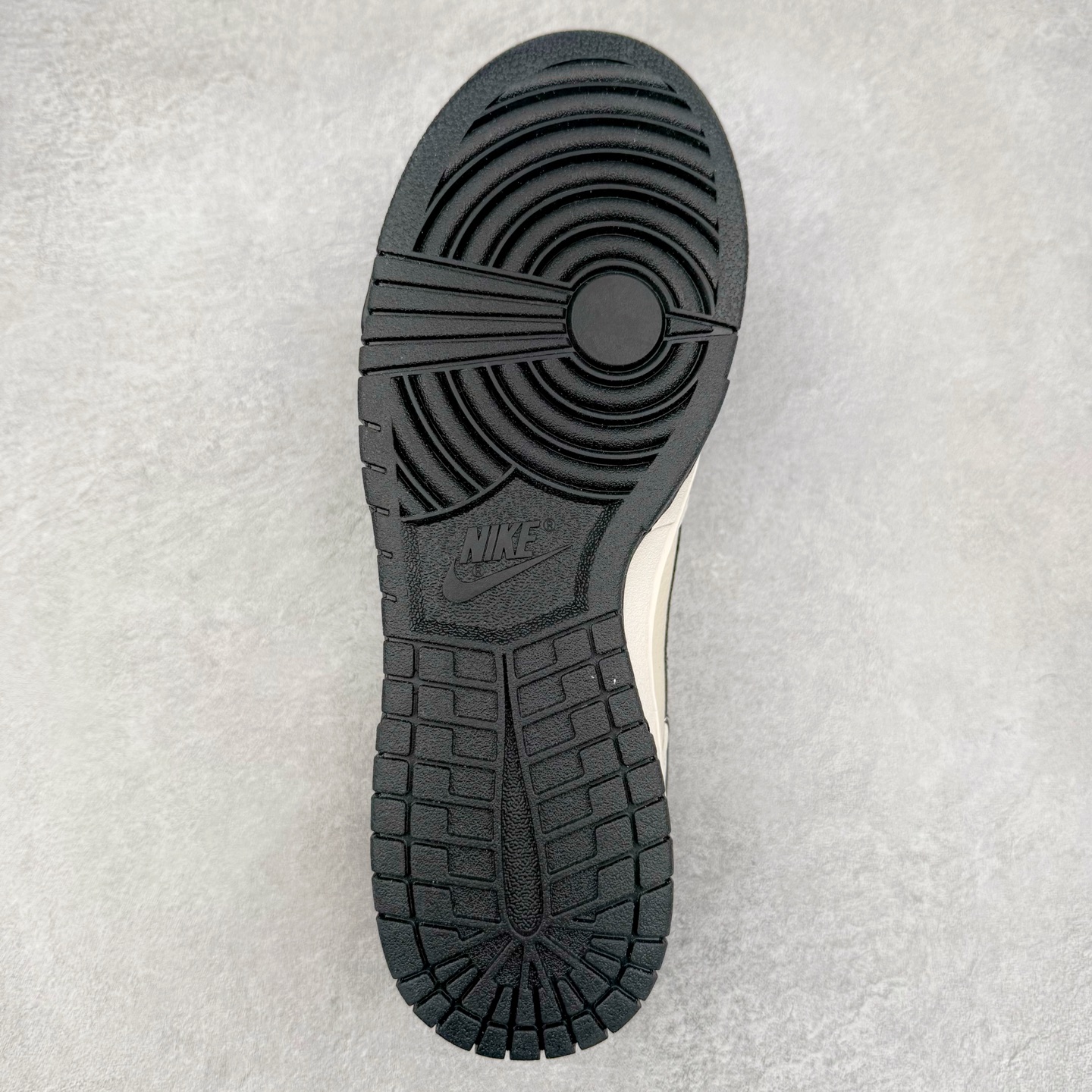 图片[9]-NK Dunk Low 定制配色 KK1333-041 大厂出品 极力推荐 原装头层材料 独家版型蒸餾加工帶來的是更好的视觉和脚感体验大厂纯原品质出货 清洁度 电绣工艺 皮料切割干净无任何毛边 细节完美 实拍调校N版已经零色差零失真 百分百还原实物色彩所见即所得 不存在货不对板色差等低级问题 选购参考实物拍摄 不混卖不参货 只用心做好货严格选品 承诺混一赔十 尺码：36 36.5 37.5 38 38.5 39 40 40.5 41 42 42.5 43 44 44.5 45-选品中心