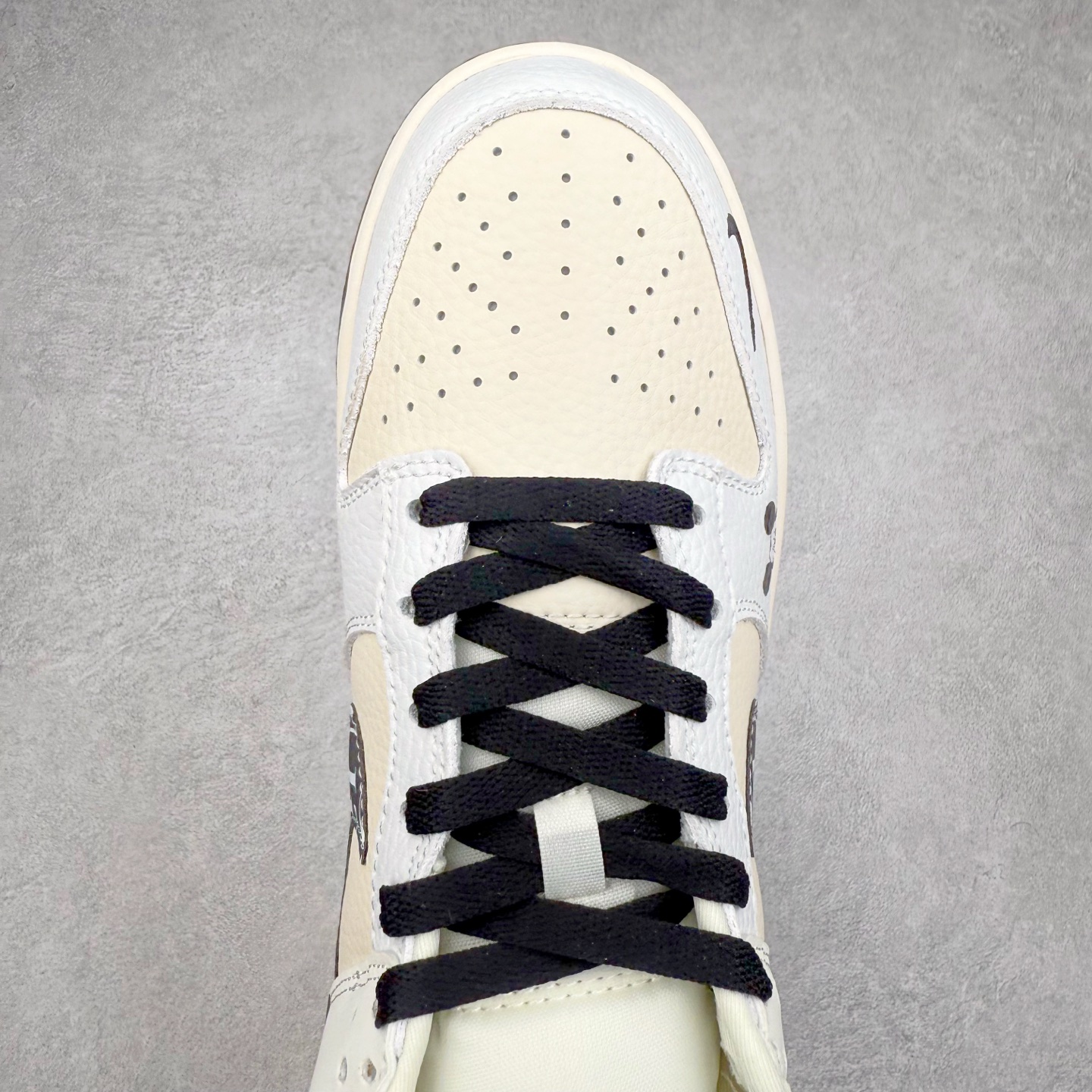 图片[4]-NK Dunk Low 定制配色 KK1333-041 大厂出品 极力推荐 原装头层材料 独家版型蒸餾加工帶來的是更好的视觉和脚感体验大厂纯原品质出货 清洁度 电绣工艺 皮料切割干净无任何毛边 细节完美 实拍调校N版已经零色差零失真 百分百还原实物色彩所见即所得 不存在货不对板色差等低级问题 选购参考实物拍摄 不混卖不参货 只用心做好货严格选品 承诺混一赔十 尺码：36 36.5 37.5 38 38.5 39 40 40.5 41 42 42.5 43 44 44.5 45-选品中心