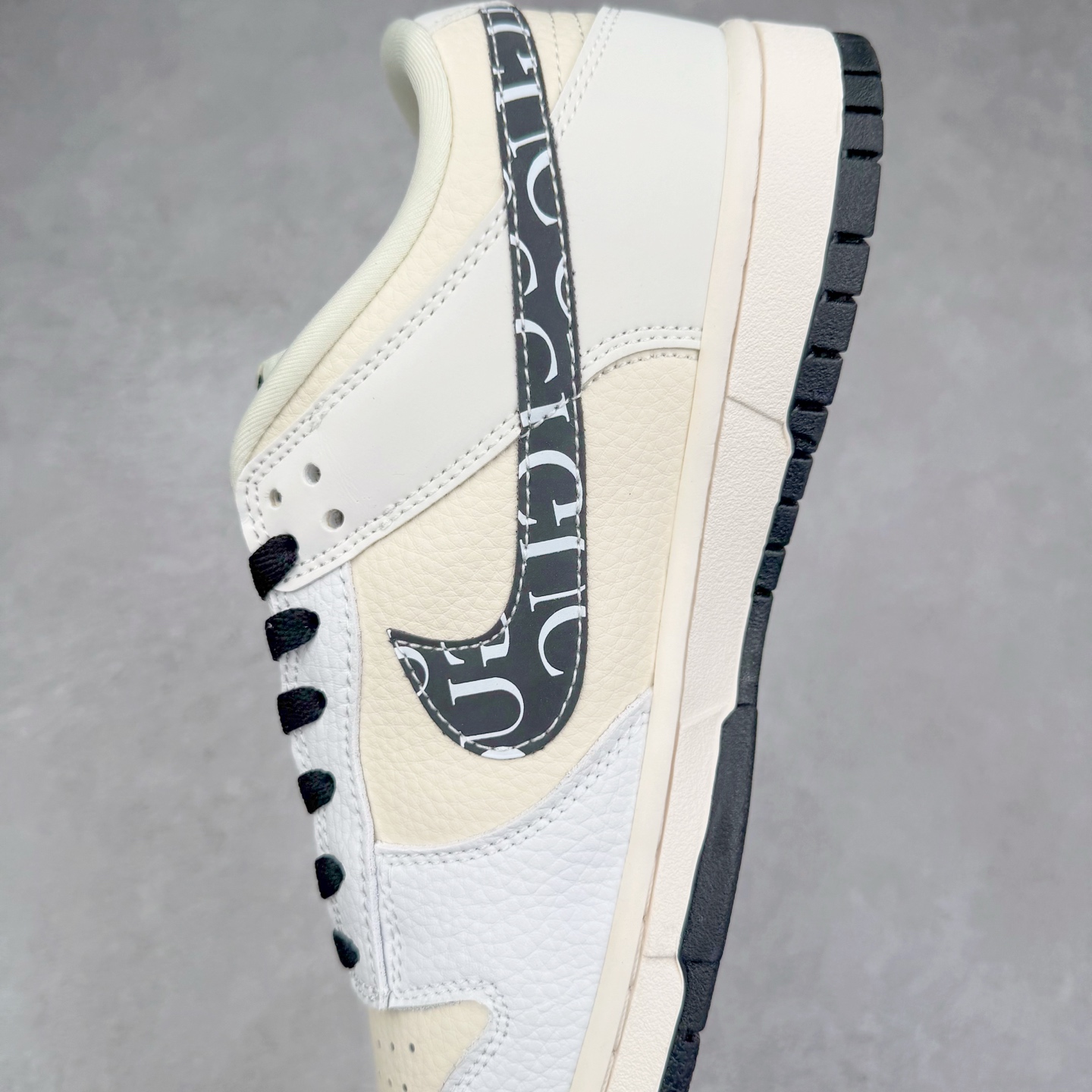 图片[7]-NK Dunk Low 定制配色 KK1333-041 大厂出品 极力推荐 原装头层材料 独家版型蒸餾加工帶來的是更好的视觉和脚感体验大厂纯原品质出货 清洁度 电绣工艺 皮料切割干净无任何毛边 细节完美 实拍调校N版已经零色差零失真 百分百还原实物色彩所见即所得 不存在货不对板色差等低级问题 选购参考实物拍摄 不混卖不参货 只用心做好货严格选品 承诺混一赔十 尺码：36 36.5 37.5 38 38.5 39 40 40.5 41 42 42.5 43 44 44.5 45-选品中心