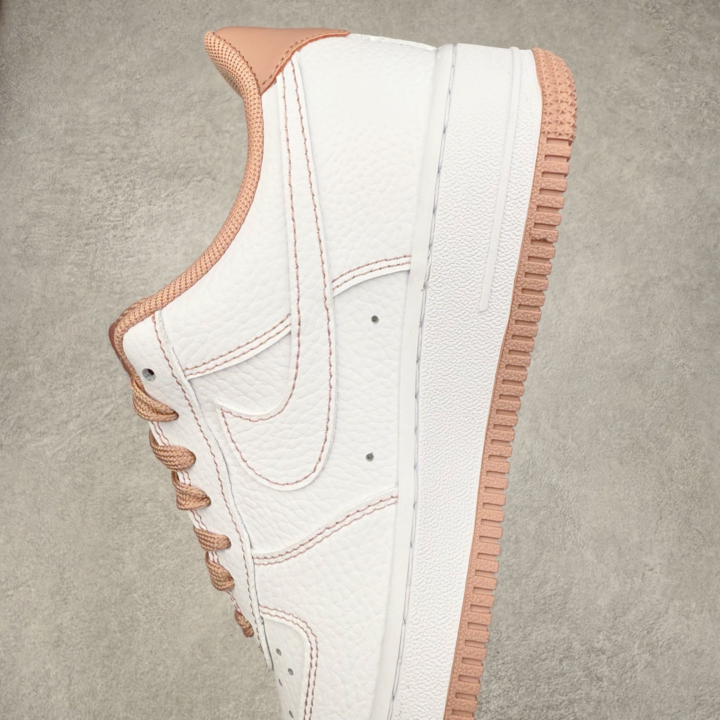 图片[7]-NK Air Force 1´07 Low 空军一号低帮百搭休闲运动板鞋 IB6543-100 柔软、弹性十足的缓震性能和出色的中底设计 横跨复古与现代的外型结合 造就出风靡全球 三十多年的Force 1 直到今天还深受青睐 实拍调校N版已经零色差零失真 百分百还原实物色彩所见即所得 不存在货不对板色差等低级问题 选购参考实物拍摄 不混卖不参货 只用心做好货严格选品 承诺混一赔十 尺码：36 36.5 37.5 38 38.5 39 40 40.5 41 42 42.5 43 44 44.5 45-选品中心