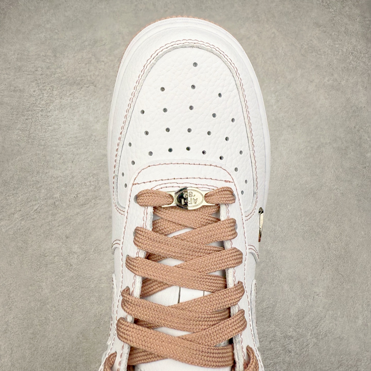 图片[4]-NK Air Force 1´07 Low 空军一号低帮百搭休闲运动板鞋 IB6543-100 柔软、弹性十足的缓震性能和出色的中底设计 横跨复古与现代的外型结合 造就出风靡全球 三十多年的Force 1 直到今天还深受青睐 实拍调校N版已经零色差零失真 百分百还原实物色彩所见即所得 不存在货不对板色差等低级问题 选购参考实物拍摄 不混卖不参货 只用心做好货严格选品 承诺混一赔十 尺码：36 36.5 37.5 38 38.5 39 40 40.5 41 42 42.5 43 44 44.5 45-选品中心