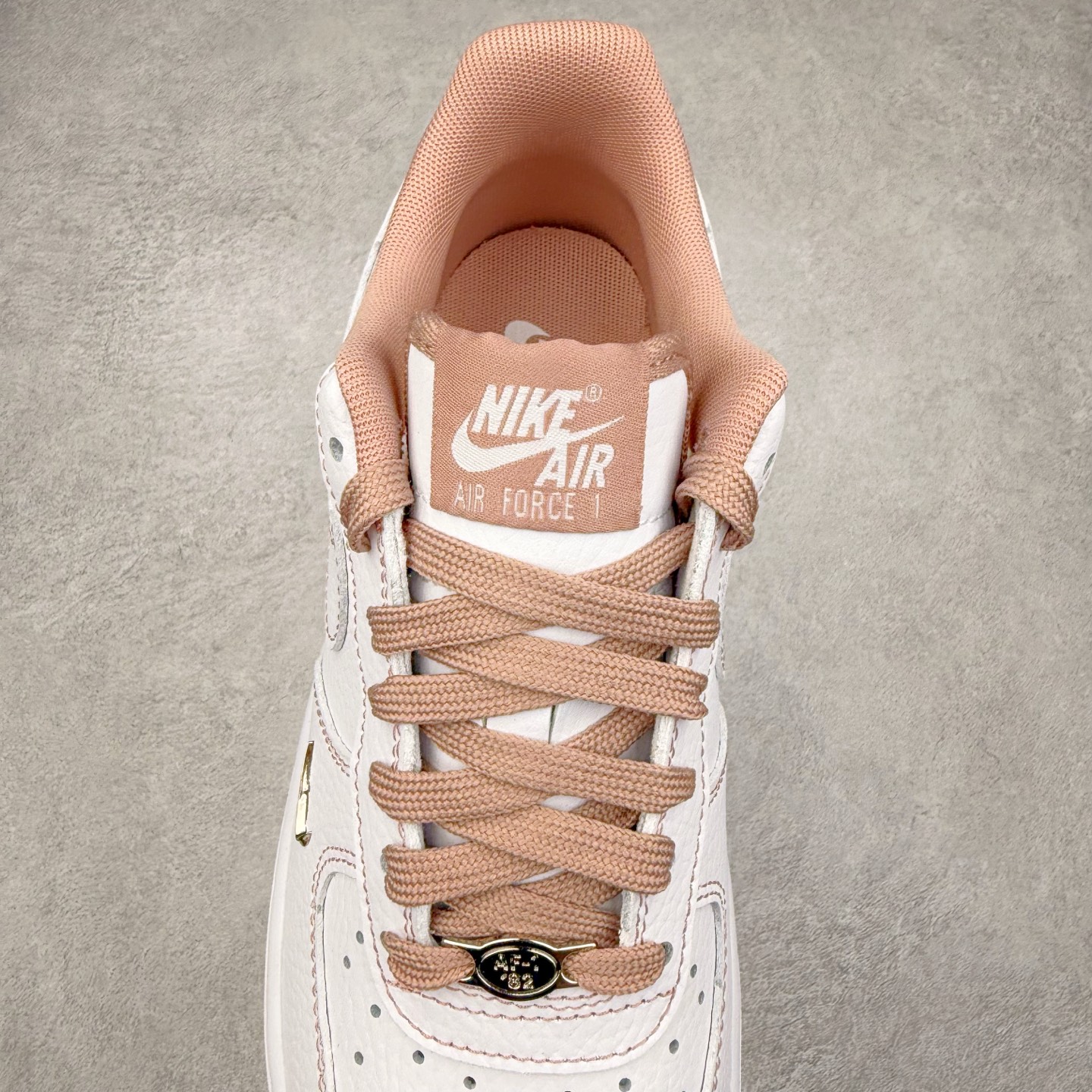 图片[5]-NK Air Force 1´07 Low 空军一号低帮百搭休闲运动板鞋 IB6543-100 柔软、弹性十足的缓震性能和出色的中底设计 横跨复古与现代的外型结合 造就出风靡全球 三十多年的Force 1 直到今天还深受青睐 实拍调校N版已经零色差零失真 百分百还原实物色彩所见即所得 不存在货不对板色差等低级问题 选购参考实物拍摄 不混卖不参货 只用心做好货严格选品 承诺混一赔十 尺码：36 36.5 37.5 38 38.5 39 40 40.5 41 42 42.5 43 44 44.5 45-选品中心