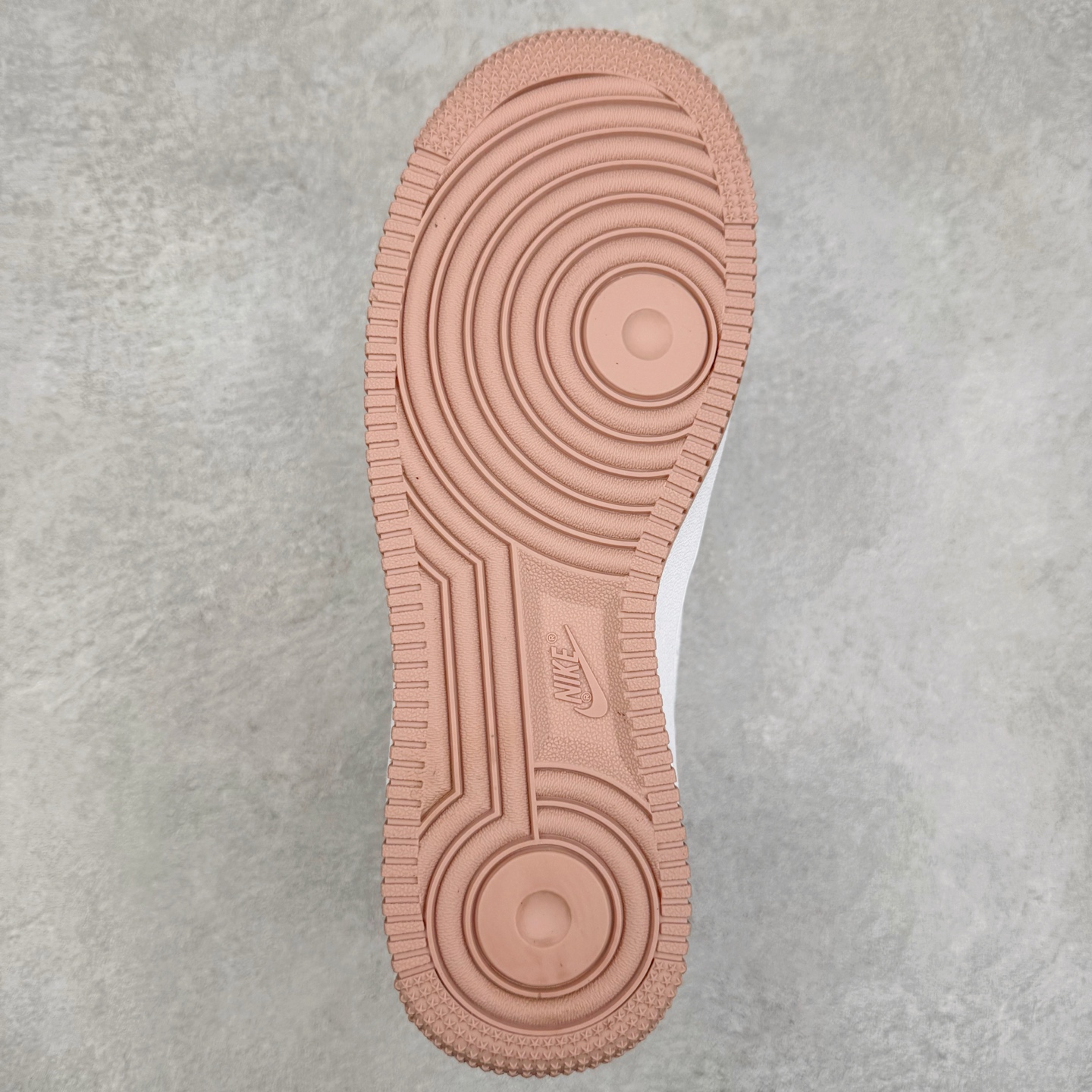 图片[9]-NK Air Force 1´07 Low 空军一号低帮百搭休闲运动板鞋 IB6543-100 柔软、弹性十足的缓震性能和出色的中底设计 横跨复古与现代的外型结合 造就出风靡全球 三十多年的Force 1 直到今天还深受青睐 实拍调校N版已经零色差零失真 百分百还原实物色彩所见即所得 不存在货不对板色差等低级问题 选购参考实物拍摄 不混卖不参货 只用心做好货严格选品 承诺混一赔十 尺码：36 36.5 37.5 38 38.5 39 40 40.5 41 42 42.5 43 44 44.5 45-选品中心