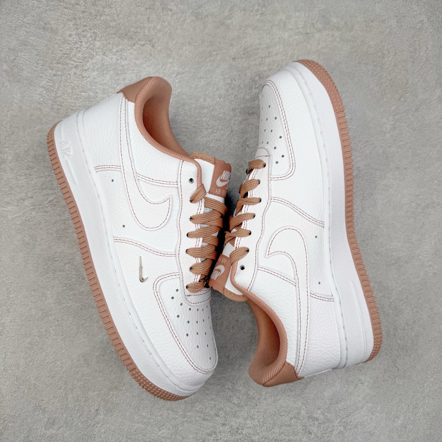 图片[3]-NK Air Force 1´07 Low 空军一号低帮百搭休闲运动板鞋 IB6543-100 柔软、弹性十足的缓震性能和出色的中底设计 横跨复古与现代的外型结合 造就出风靡全球 三十多年的Force 1 直到今天还深受青睐 实拍调校N版已经零色差零失真 百分百还原实物色彩所见即所得 不存在货不对板色差等低级问题 选购参考实物拍摄 不混卖不参货 只用心做好货严格选品 承诺混一赔十 尺码：36 36.5 37.5 38 38.5 39 40 40.5 41 42 42.5 43 44 44.5 45-选品中心