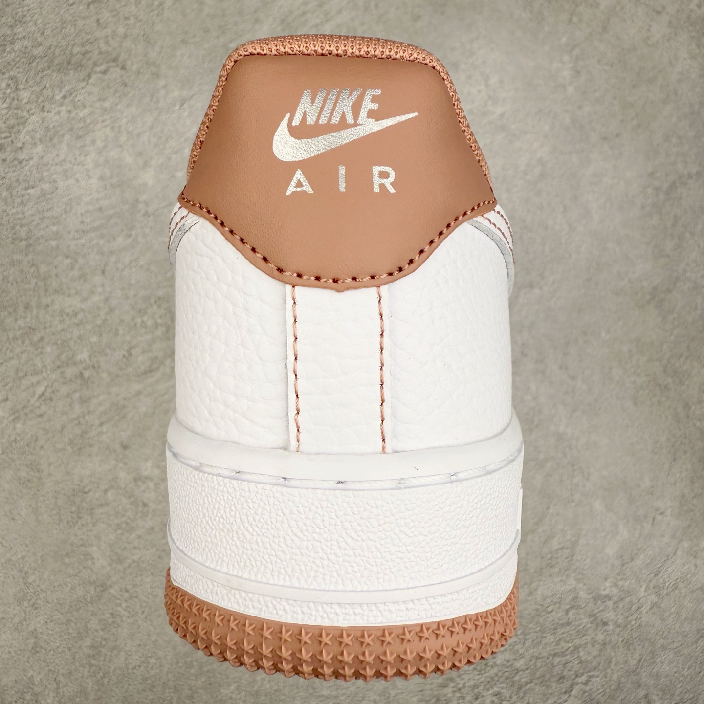 图片[8]-NK Air Force 1´07 Low 空军一号低帮百搭休闲运动板鞋 IB6543-100 柔软、弹性十足的缓震性能和出色的中底设计 横跨复古与现代的外型结合 造就出风靡全球 三十多年的Force 1 直到今天还深受青睐 实拍调校N版已经零色差零失真 百分百还原实物色彩所见即所得 不存在货不对板色差等低级问题 选购参考实物拍摄 不混卖不参货 只用心做好货严格选品 承诺混一赔十 尺码：36 36.5 37.5 38 38.5 39 40 40.5 41 42 42.5 43 44 44.5 45-选品中心