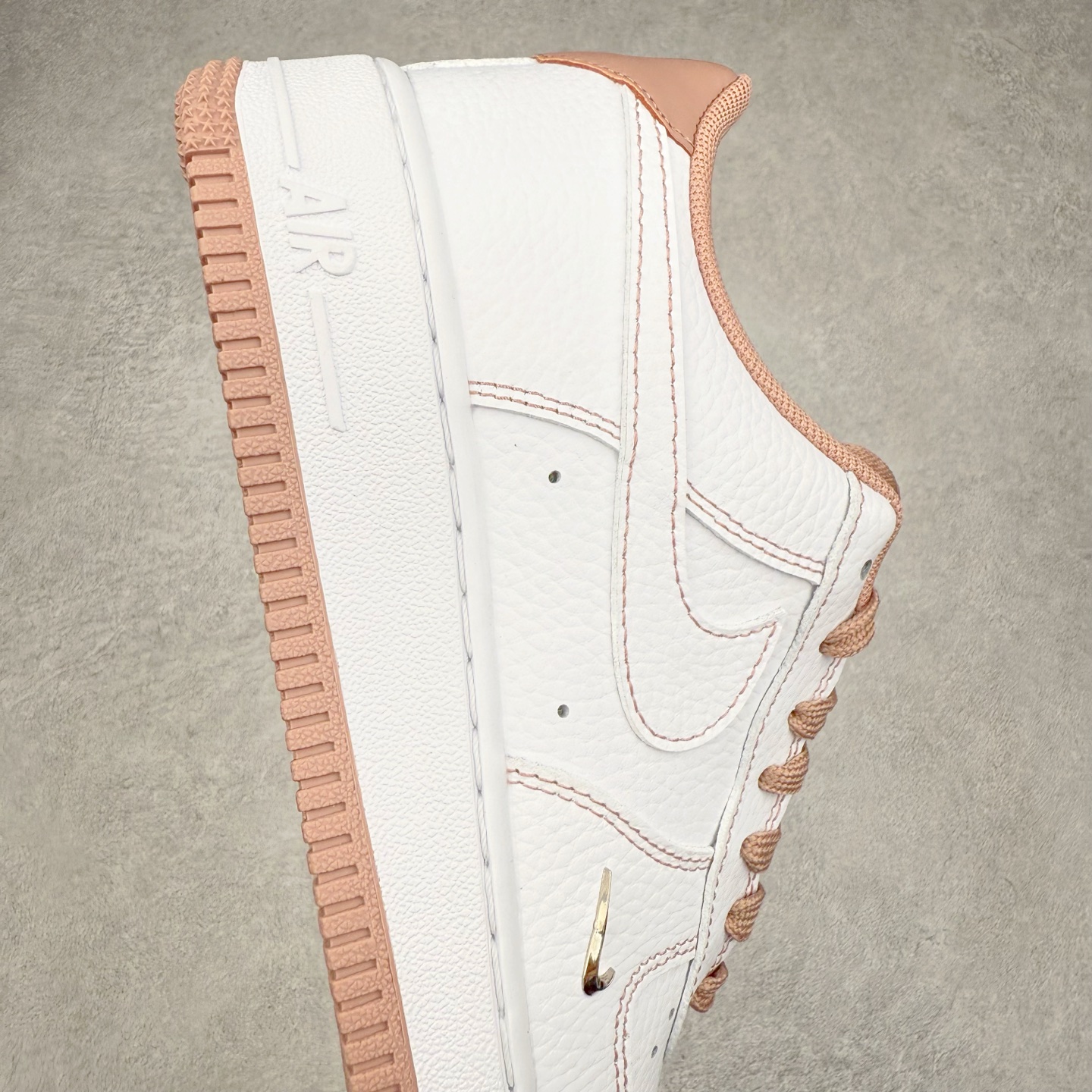 图片[6]-NK Air Force 1´07 Low 空军一号低帮百搭休闲运动板鞋 IB6543-100 柔软、弹性十足的缓震性能和出色的中底设计 横跨复古与现代的外型结合 造就出风靡全球 三十多年的Force 1 直到今天还深受青睐 实拍调校N版已经零色差零失真 百分百还原实物色彩所见即所得 不存在货不对板色差等低级问题 选购参考实物拍摄 不混卖不参货 只用心做好货严格选品 承诺混一赔十 尺码：36 36.5 37.5 38 38.5 39 40 40.5 41 42 42.5 43 44 44.5 45-选品中心