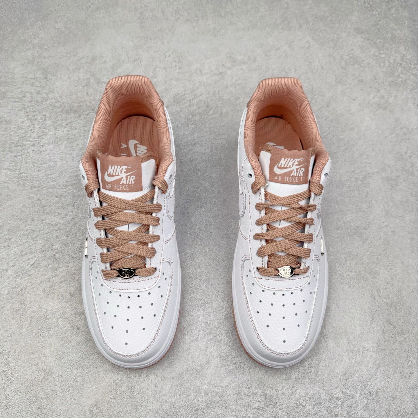 图片[2]-NK Air Force 1´07 Low 空军一号低帮百搭休闲运动板鞋 IB6543-100 柔软、弹性十足的缓震性能和出色的中底设计 横跨复古与现代的外型结合 造就出风靡全球 三十多年的Force 1 直到今天还深受青睐 实拍调校N版已经零色差零失真 百分百还原实物色彩所见即所得 不存在货不对板色差等低级问题 选购参考实物拍摄 不混卖不参货 只用心做好货严格选品 承诺混一赔十 尺码：36 36.5 37.5 38 38.5 39 40 40.5 41 42 42.5 43 44 44.5 45-选品中心