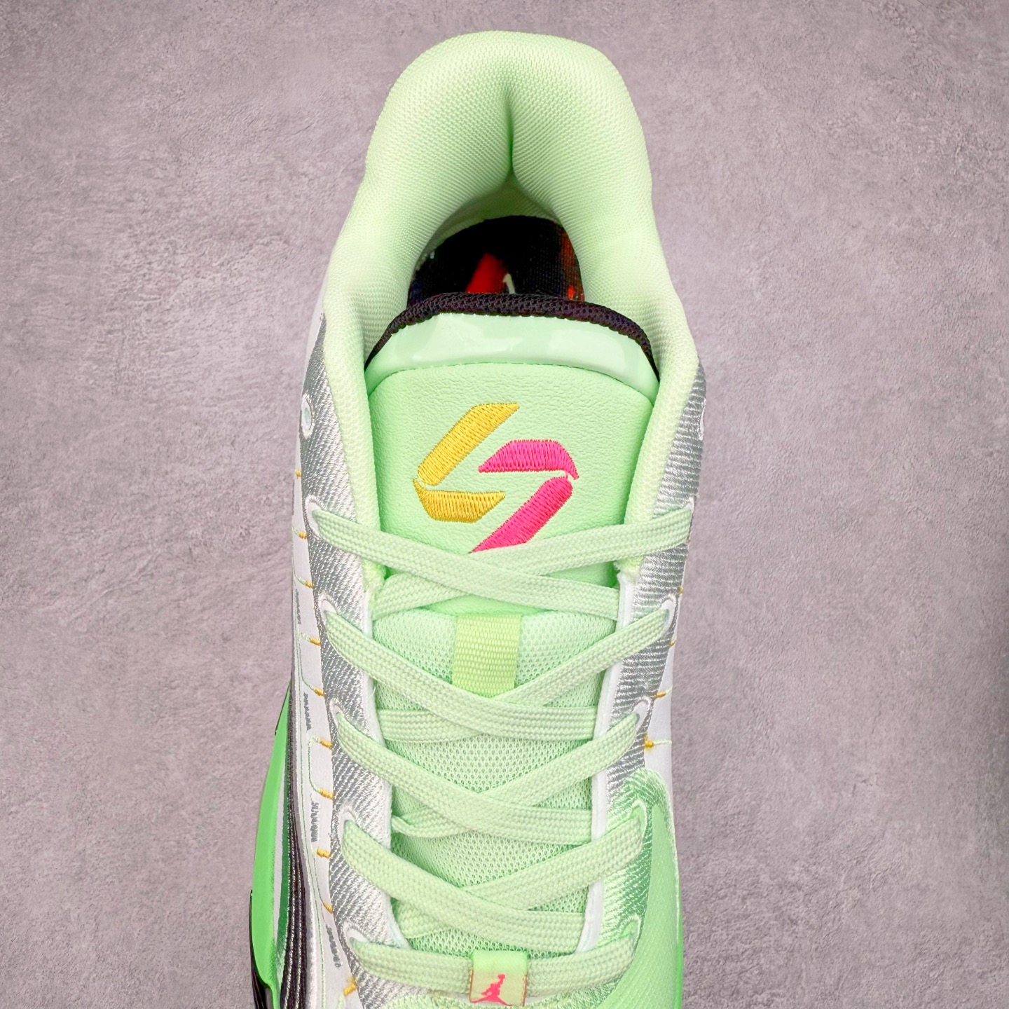 图片[5]-Jordan Luka 4 卢卡东契奇签名实战舒适时尚减震防滑低帮篮球鞋 HF0824-003 首先，中底方面，在保持全掌 Cushlon 3.0 的基础上，首次在前掌加入了一块 Zoom Air 气垫，进一步提升响应反馈。除此之外，作为每一代 Luka 签名鞋都会拥有的标志性科技，IsoPlate 本次也进行优化，为东契奇在赛场上摆脱防守、寻求突破空间、施展拿手的后撤步，提供了可靠的稳定保障。鞋面采用从 Luka 1 升级而来的 Flightwire 技术，在保证球鞋透气性的同时，在关键部位进行线条支撑补强，给予双脚更加扎实的包裹。除此之外，外底也采用全新科技，相比我们熟悉的 XDR 橡胶，在保持出色耐用性与抓地力的同时，重量更轻。后跟部位的立体盾型位置，点缀有同样呼应斯洛文尼亚国徽的三颗星星。加之鞋舌部位，在类似斑驳质感的皮料上，刺绣有醒目的东契奇个人 Logo 刺绣，突显个人签名鞋的专属身份。尺码：40 40.5 41 42 42.5 43 44 44.5 45 46-选品中心