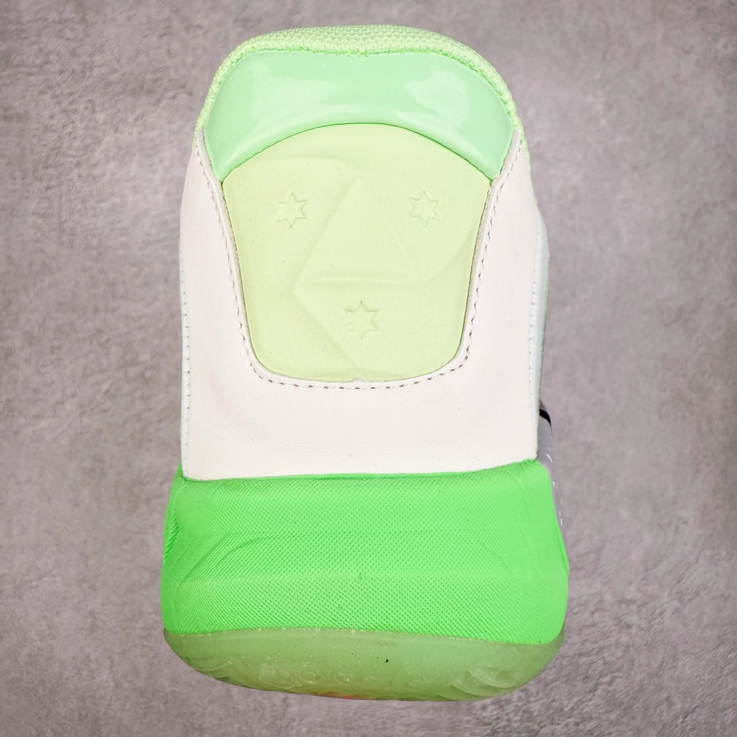 图片[8]-Jordan Luka 4 卢卡东契奇签名实战舒适时尚减震防滑低帮篮球鞋 HF0824-003 首先，中底方面，在保持全掌 Cushlon 3.0 的基础上，首次在前掌加入了一块 Zoom Air 气垫，进一步提升响应反馈。除此之外，作为每一代 Luka 签名鞋都会拥有的标志性科技，IsoPlate 本次也进行优化，为东契奇在赛场上摆脱防守、寻求突破空间、施展拿手的后撤步，提供了可靠的稳定保障。鞋面采用从 Luka 1 升级而来的 Flightwire 技术，在保证球鞋透气性的同时，在关键部位进行线条支撑补强，给予双脚更加扎实的包裹。除此之外，外底也采用全新科技，相比我们熟悉的 XDR 橡胶，在保持出色耐用性与抓地力的同时，重量更轻。后跟部位的立体盾型位置，点缀有同样呼应斯洛文尼亚国徽的三颗星星。加之鞋舌部位，在类似斑驳质感的皮料上，刺绣有醒目的东契奇个人 Logo 刺绣，突显个人签名鞋的专属身份。尺码：40 40.5 41 42 42.5 43 44 44.5 45 46-选品中心