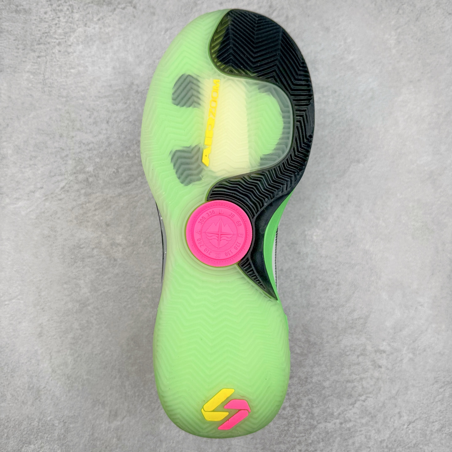 图片[9]-Jordan Luka 4 卢卡东契奇签名实战舒适时尚减震防滑低帮篮球鞋 HF0824-003 首先，中底方面，在保持全掌 Cushlon 3.0 的基础上，首次在前掌加入了一块 Zoom Air 气垫，进一步提升响应反馈。除此之外，作为每一代 Luka 签名鞋都会拥有的标志性科技，IsoPlate 本次也进行优化，为东契奇在赛场上摆脱防守、寻求突破空间、施展拿手的后撤步，提供了可靠的稳定保障。鞋面采用从 Luka 1 升级而来的 Flightwire 技术，在保证球鞋透气性的同时，在关键部位进行线条支撑补强，给予双脚更加扎实的包裹。除此之外，外底也采用全新科技，相比我们熟悉的 XDR 橡胶，在保持出色耐用性与抓地力的同时，重量更轻。后跟部位的立体盾型位置，点缀有同样呼应斯洛文尼亚国徽的三颗星星。加之鞋舌部位，在类似斑驳质感的皮料上，刺绣有醒目的东契奇个人 Logo 刺绣，突显个人签名鞋的专属身份。尺码：40 40.5 41 42 42.5 43 44 44.5 45 46-选品中心