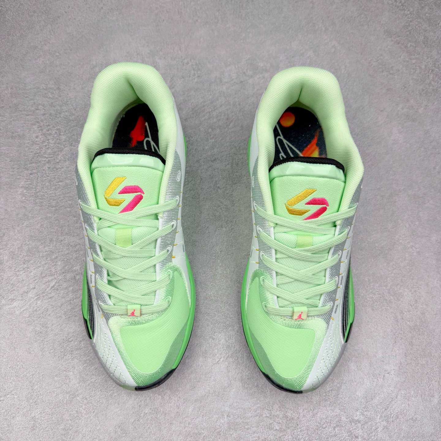 图片[2]-Jordan Luka 4 卢卡东契奇签名实战舒适时尚减震防滑低帮篮球鞋 HF0824-003 首先，中底方面，在保持全掌 Cushlon 3.0 的基础上，首次在前掌加入了一块 Zoom Air 气垫，进一步提升响应反馈。除此之外，作为每一代 Luka 签名鞋都会拥有的标志性科技，IsoPlate 本次也进行优化，为东契奇在赛场上摆脱防守、寻求突破空间、施展拿手的后撤步，提供了可靠的稳定保障。鞋面采用从 Luka 1 升级而来的 Flightwire 技术，在保证球鞋透气性的同时，在关键部位进行线条支撑补强，给予双脚更加扎实的包裹。除此之外，外底也采用全新科技，相比我们熟悉的 XDR 橡胶，在保持出色耐用性与抓地力的同时，重量更轻。后跟部位的立体盾型位置，点缀有同样呼应斯洛文尼亚国徽的三颗星星。加之鞋舌部位，在类似斑驳质感的皮料上，刺绣有醒目的东契奇个人 Logo 刺绣，突显个人签名鞋的专属身份。尺码：40 40.5 41 42 42.5 43 44 44.5 45 46-选品中心