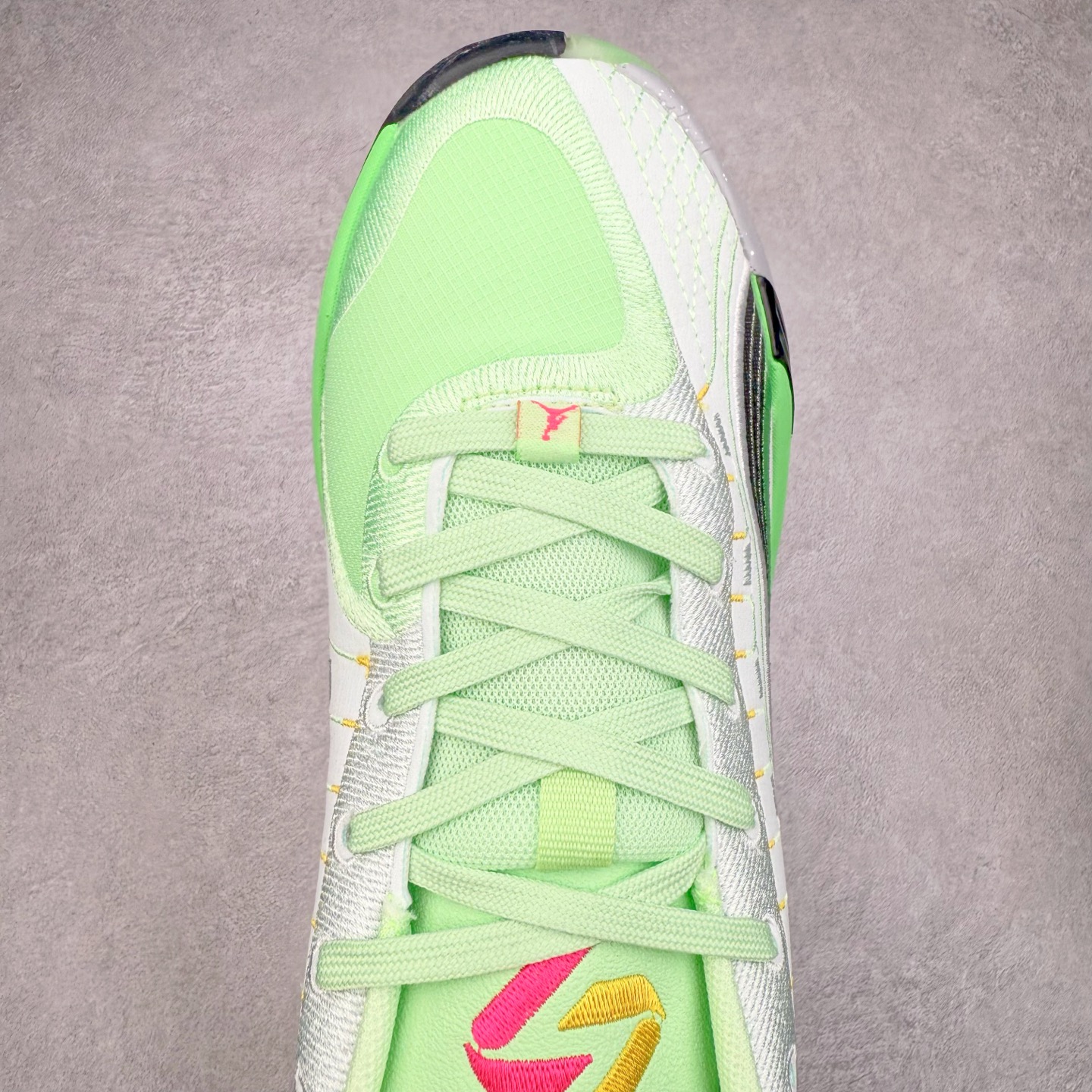 图片[4]-Jordan Luka 4 卢卡东契奇签名实战舒适时尚减震防滑低帮篮球鞋 HF0824-003 首先，中底方面，在保持全掌 Cushlon 3.0 的基础上，首次在前掌加入了一块 Zoom Air 气垫，进一步提升响应反馈。除此之外，作为每一代 Luka 签名鞋都会拥有的标志性科技，IsoPlate 本次也进行优化，为东契奇在赛场上摆脱防守、寻求突破空间、施展拿手的后撤步，提供了可靠的稳定保障。鞋面采用从 Luka 1 升级而来的 Flightwire 技术，在保证球鞋透气性的同时，在关键部位进行线条支撑补强，给予双脚更加扎实的包裹。除此之外，外底也采用全新科技，相比我们熟悉的 XDR 橡胶，在保持出色耐用性与抓地力的同时，重量更轻。后跟部位的立体盾型位置，点缀有同样呼应斯洛文尼亚国徽的三颗星星。加之鞋舌部位，在类似斑驳质感的皮料上，刺绣有醒目的东契奇个人 Logo 刺绣，突显个人签名鞋的专属身份。尺码：40 40.5 41 42 42.5 43 44 44.5 45 46-选品中心