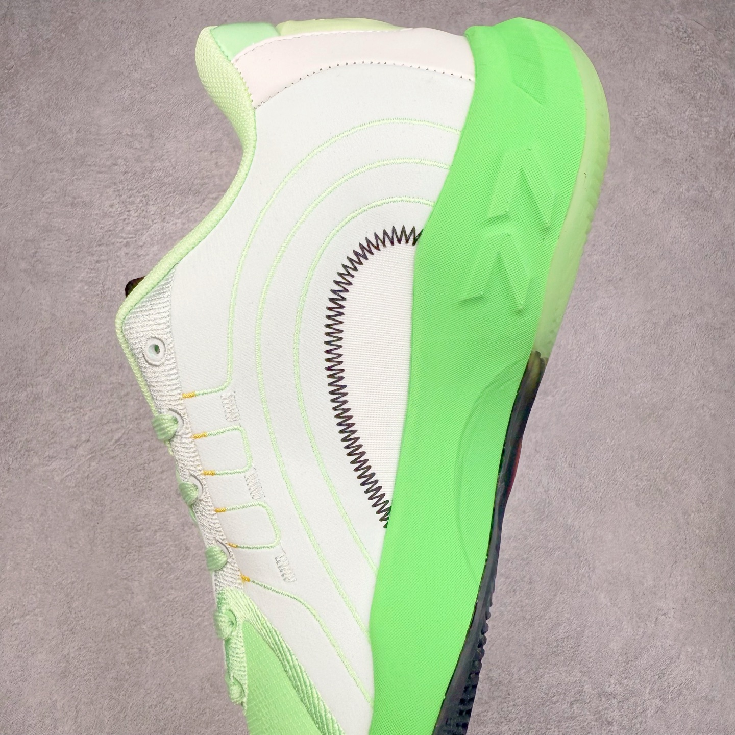 图片[7]-Jordan Luka 4 卢卡东契奇签名实战舒适时尚减震防滑低帮篮球鞋 HF0824-003 首先，中底方面，在保持全掌 Cushlon 3.0 的基础上，首次在前掌加入了一块 Zoom Air 气垫，进一步提升响应反馈。除此之外，作为每一代 Luka 签名鞋都会拥有的标志性科技，IsoPlate 本次也进行优化，为东契奇在赛场上摆脱防守、寻求突破空间、施展拿手的后撤步，提供了可靠的稳定保障。鞋面采用从 Luka 1 升级而来的 Flightwire 技术，在保证球鞋透气性的同时，在关键部位进行线条支撑补强，给予双脚更加扎实的包裹。除此之外，外底也采用全新科技，相比我们熟悉的 XDR 橡胶，在保持出色耐用性与抓地力的同时，重量更轻。后跟部位的立体盾型位置，点缀有同样呼应斯洛文尼亚国徽的三颗星星。加之鞋舌部位，在类似斑驳质感的皮料上，刺绣有醒目的东契奇个人 Logo 刺绣，突显个人签名鞋的专属身份。尺码：40 40.5 41 42 42.5 43 44 44.5 45 46-选品中心