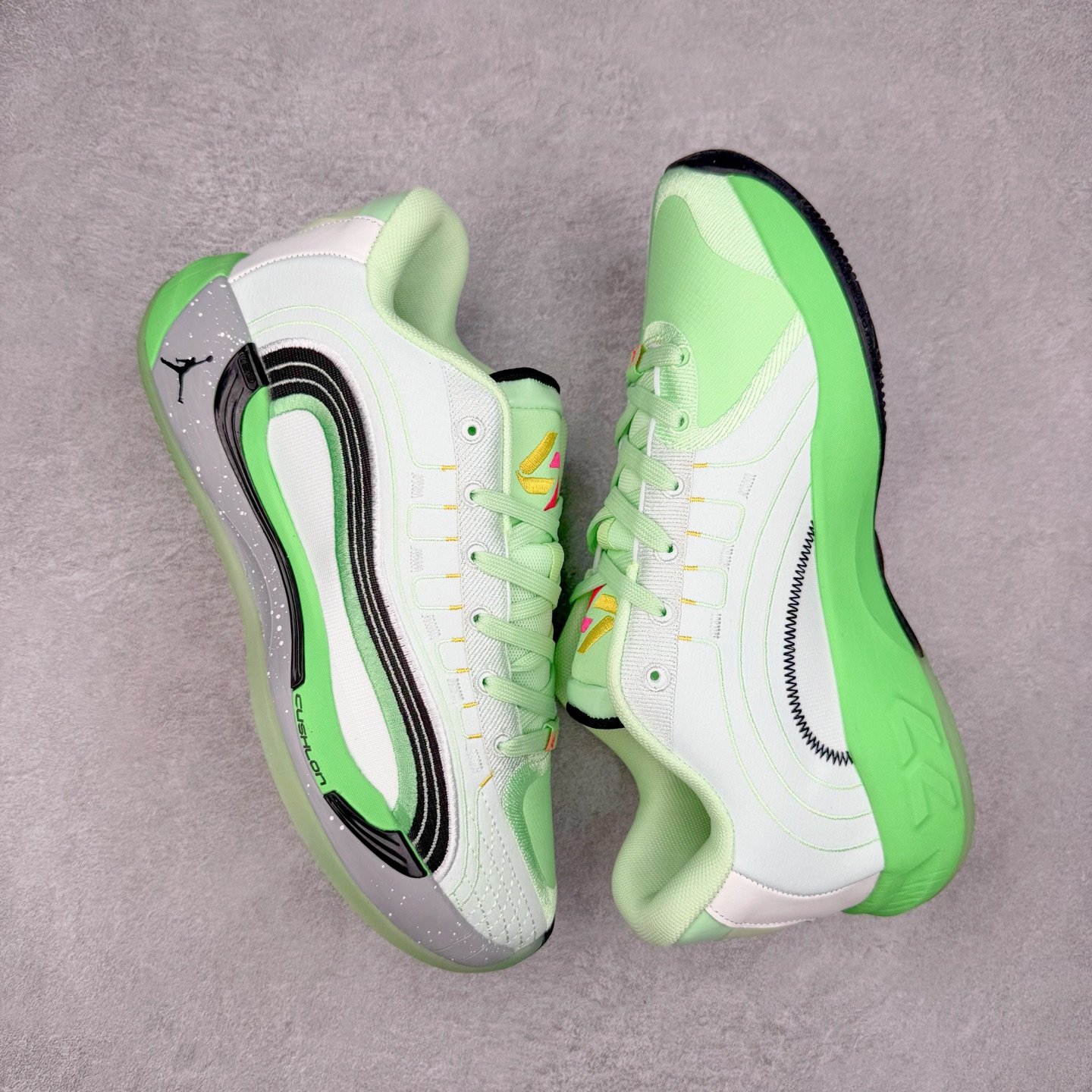 图片[3]-Jordan Luka 4 卢卡东契奇签名实战舒适时尚减震防滑低帮篮球鞋 HF0824-003 首先，中底方面，在保持全掌 Cushlon 3.0 的基础上，首次在前掌加入了一块 Zoom Air 气垫，进一步提升响应反馈。除此之外，作为每一代 Luka 签名鞋都会拥有的标志性科技，IsoPlate 本次也进行优化，为东契奇在赛场上摆脱防守、寻求突破空间、施展拿手的后撤步，提供了可靠的稳定保障。鞋面采用从 Luka 1 升级而来的 Flightwire 技术，在保证球鞋透气性的同时，在关键部位进行线条支撑补强，给予双脚更加扎实的包裹。除此之外，外底也采用全新科技，相比我们熟悉的 XDR 橡胶，在保持出色耐用性与抓地力的同时，重量更轻。后跟部位的立体盾型位置，点缀有同样呼应斯洛文尼亚国徽的三颗星星。加之鞋舌部位，在类似斑驳质感的皮料上，刺绣有醒目的东契奇个人 Logo 刺绣，突显个人签名鞋的专属身份。尺码：40 40.5 41 42 42.5 43 44 44.5 45 46-选品中心