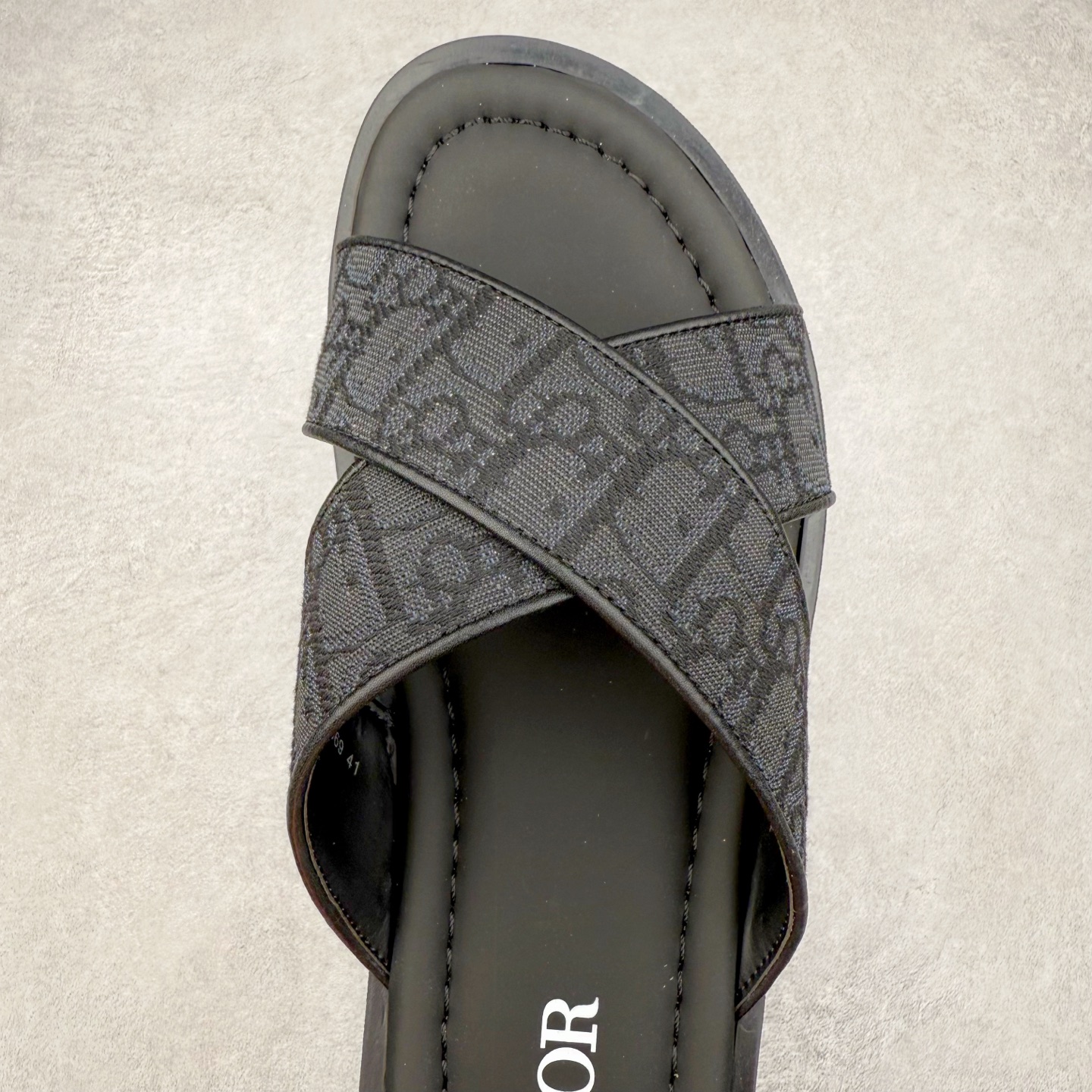 图片[4]-Dior Alias 迪奥小牛皮 圆头平底一字拖鞋 男款 米色拖鞋 原版购入开发 做货 这款 Dior Alias 凉鞋致敬运动风格经典标识，彰显 Dior 的高订精神。采用黑色橡胶精心制作，Oblique 印花鞋面，饰以同色调牛皮革细节提升格调。橡胶鞋底融入多种元素，饰以 Dior 标志更显精致，彰显未来主义风格。可与短裤或牛仔裤搭配穿着 尺码：39 40 41 42 43 44 45-选品中心