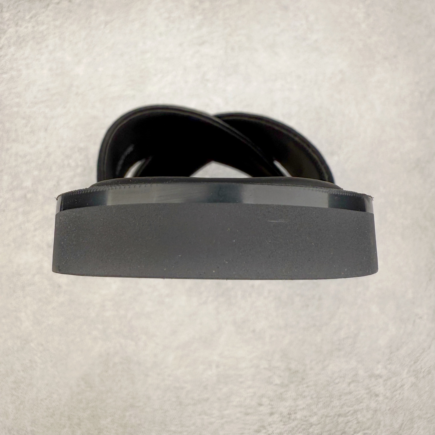 图片[8]-Dior Alias 迪奥小牛皮 圆头平底一字拖鞋 男款 米色拖鞋 原版购入开发 做货 这款 Dior Alias 凉鞋致敬运动风格经典标识，彰显 Dior 的高订精神。采用黑色橡胶精心制作，Oblique 印花鞋面，饰以同色调牛皮革细节提升格调。橡胶鞋底融入多种元素，饰以 Dior 标志更显精致，彰显未来主义风格。可与短裤或牛仔裤搭配穿着 尺码：39 40 41 42 43 44 45-选品中心