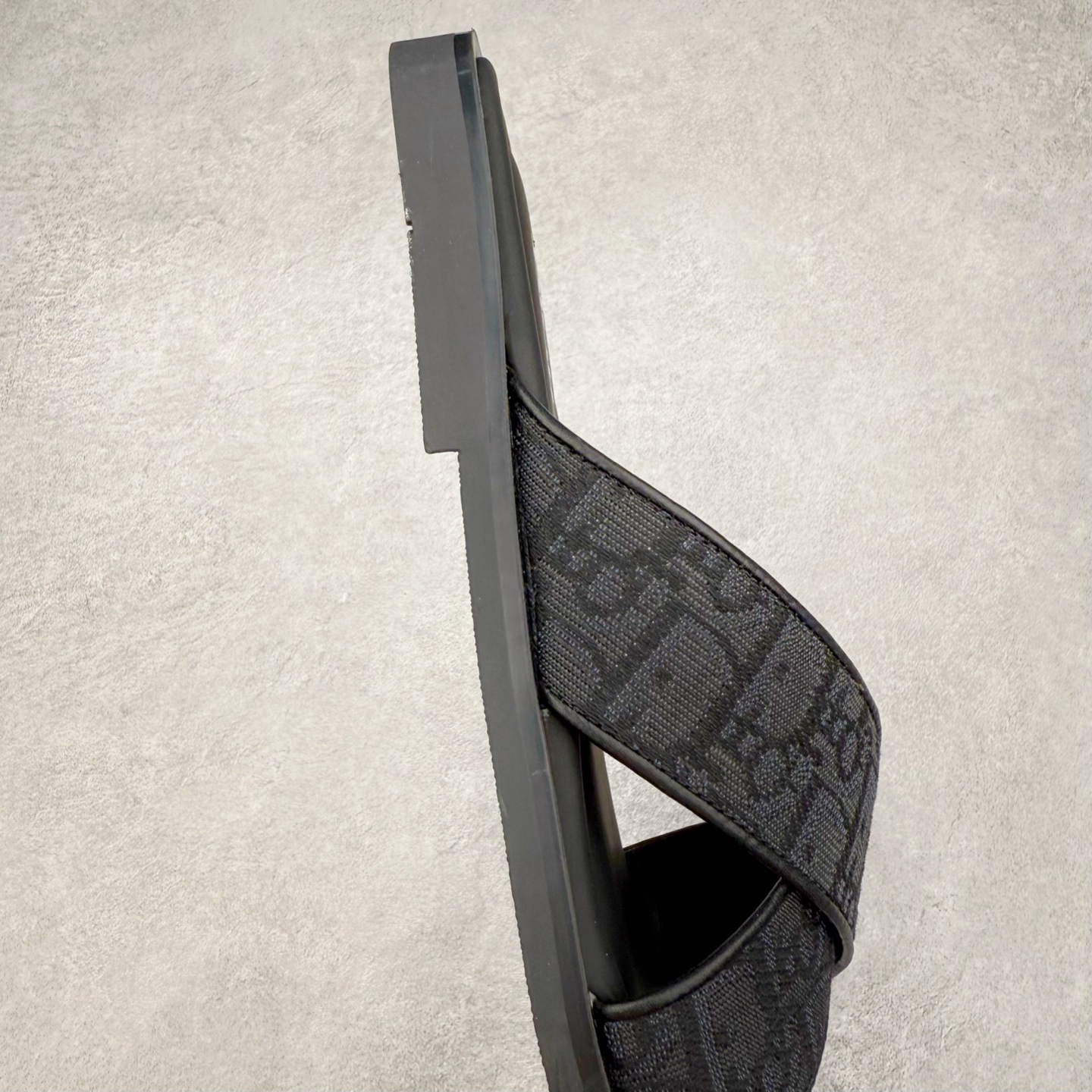 图片[6]-Dior Alias 迪奥小牛皮 圆头平底一字拖鞋 男款 米色拖鞋 原版购入开发 做货 这款 Dior Alias 凉鞋致敬运动风格经典标识，彰显 Dior 的高订精神。采用黑色橡胶精心制作，Oblique 印花鞋面，饰以同色调牛皮革细节提升格调。橡胶鞋底融入多种元素，饰以 Dior 标志更显精致，彰显未来主义风格。可与短裤或牛仔裤搭配穿着 尺码：39 40 41 42 43 44 45-选品中心