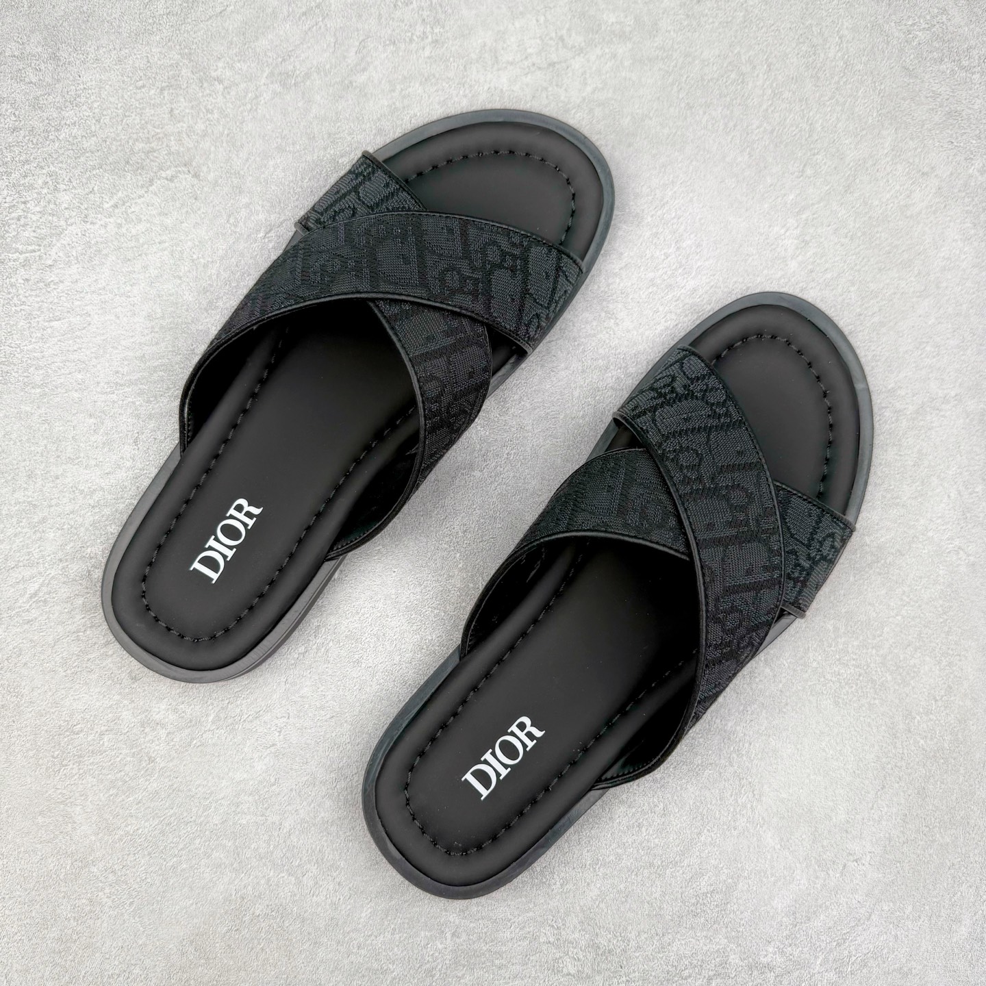 图片[3]-Dior Alias 迪奥小牛皮 圆头平底一字拖鞋 男款 米色拖鞋 原版购入开发 做货 这款 Dior Alias 凉鞋致敬运动风格经典标识，彰显 Dior 的高订精神。采用黑色橡胶精心制作，Oblique 印花鞋面，饰以同色调牛皮革细节提升格调。橡胶鞋底融入多种元素，饰以 Dior 标志更显精致，彰显未来主义风格。可与短裤或牛仔裤搭配穿着 尺码：39 40 41 42 43 44 45-选品中心