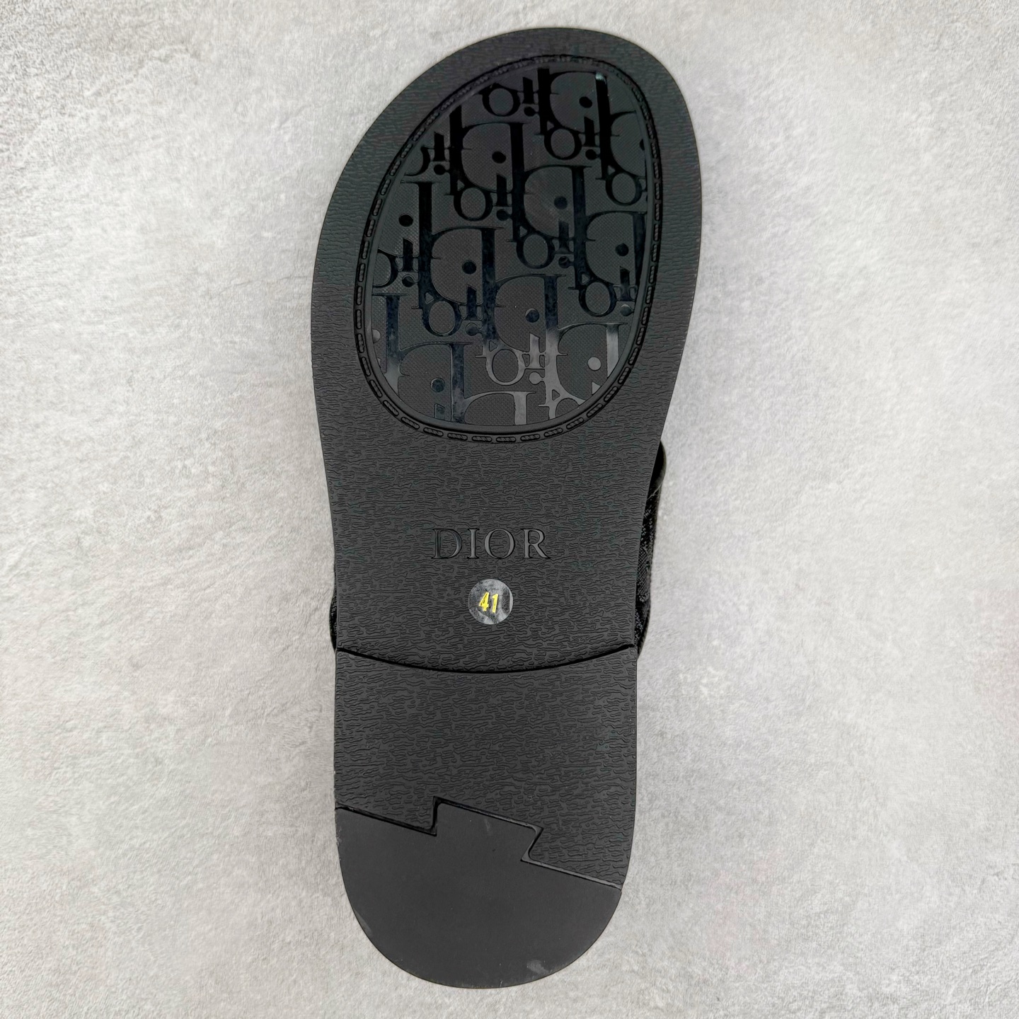 图片[9]-Dior Alias 迪奥小牛皮 圆头平底一字拖鞋 男款 米色拖鞋 原版购入开发 做货 这款 Dior Alias 凉鞋致敬运动风格经典标识，彰显 Dior 的高订精神。采用黑色橡胶精心制作，Oblique 印花鞋面，饰以同色调牛皮革细节提升格调。橡胶鞋底融入多种元素，饰以 Dior 标志更显精致，彰显未来主义风格。可与短裤或牛仔裤搭配穿着 尺码：39 40 41 42 43 44 45-选品中心