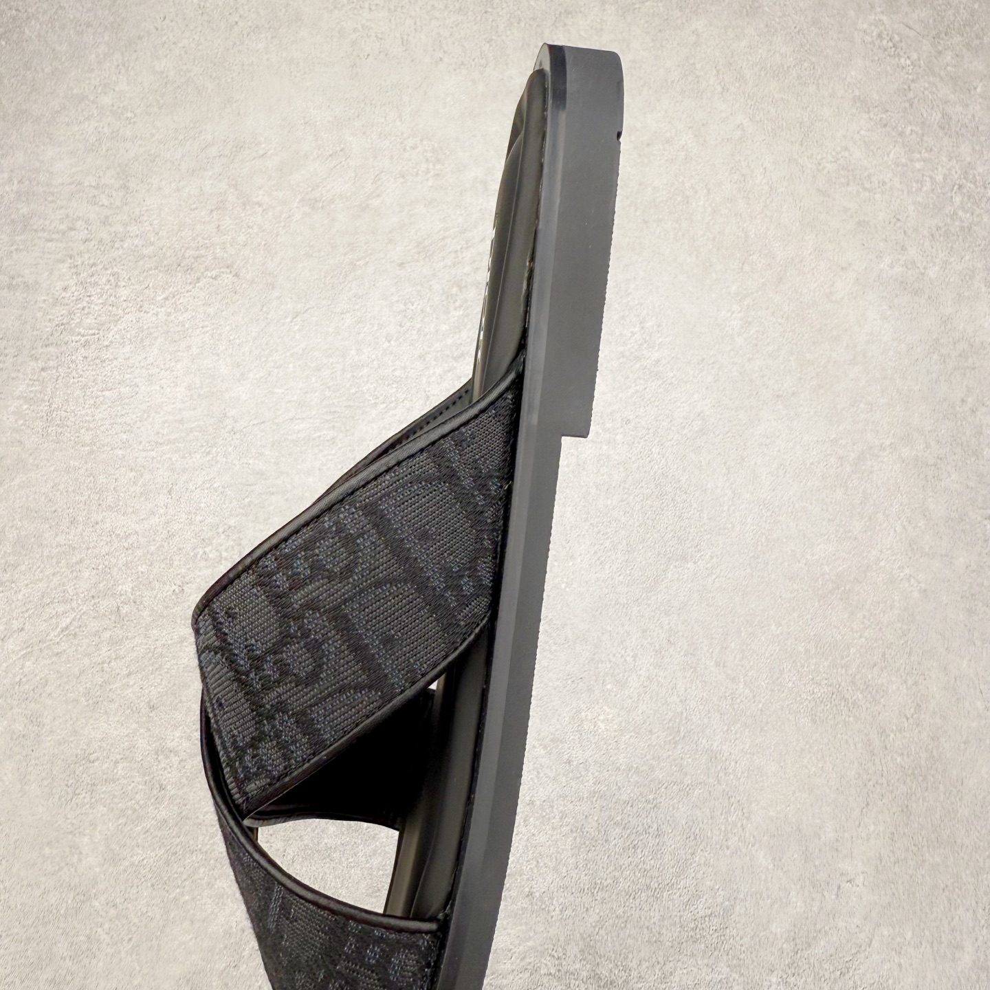 图片[7]-Dior Alias 迪奥小牛皮 圆头平底一字拖鞋 男款 米色拖鞋 原版购入开发 做货 这款 Dior Alias 凉鞋致敬运动风格经典标识，彰显 Dior 的高订精神。采用黑色橡胶精心制作，Oblique 印花鞋面，饰以同色调牛皮革细节提升格调。橡胶鞋底融入多种元素，饰以 Dior 标志更显精致，彰显未来主义风格。可与短裤或牛仔裤搭配穿着 尺码：39 40 41 42 43 44 45-选品中心