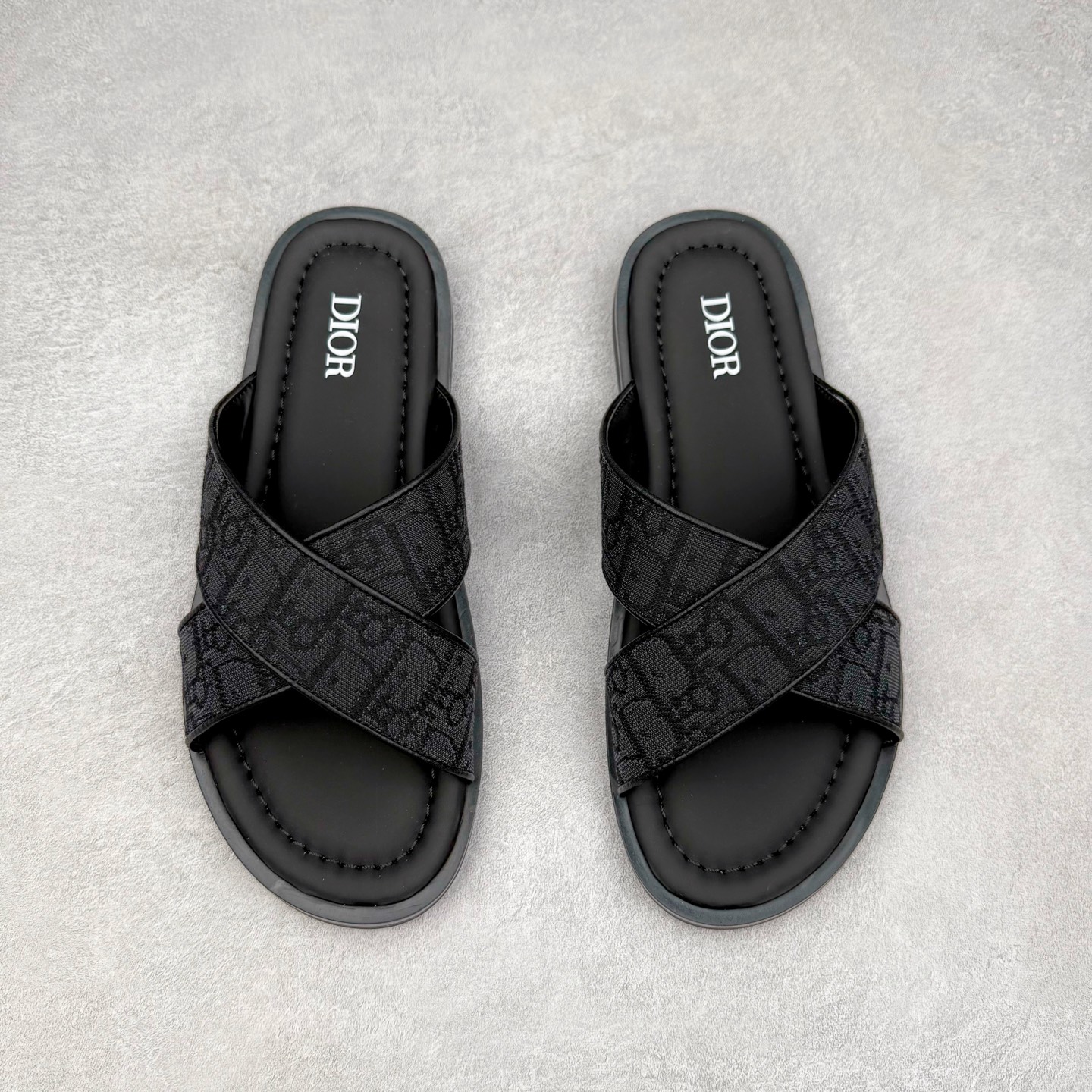 图片[2]-Dior Alias 迪奥小牛皮 圆头平底一字拖鞋 男款 米色拖鞋 原版购入开发 做货 这款 Dior Alias 凉鞋致敬运动风格经典标识，彰显 Dior 的高订精神。采用黑色橡胶精心制作，Oblique 印花鞋面，饰以同色调牛皮革细节提升格调。橡胶鞋底融入多种元素，饰以 Dior 标志更显精致，彰显未来主义风格。可与短裤或牛仔裤搭配穿着 尺码：39 40 41 42 43 44 45-选品中心