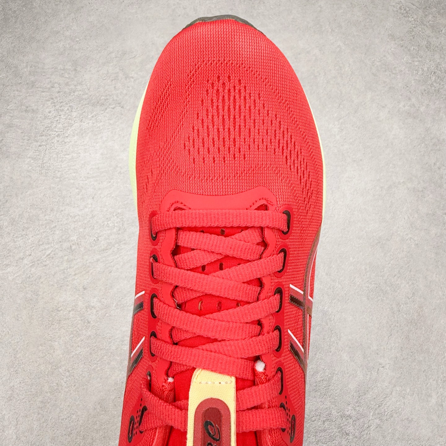 图片[4]-Asics Gel-Kayano 32 亚瑟士卡亚诺32代低帮专业有氧超轻量休闲运动全能慢跑鞋全球知名运动品牌ASICS正式推出新款GEL-KAYANO 32跑鞋，旨在通过全新稳定结构以提升产品可适性，满足跑者的足部稳定需求，让每一位跑者从起跑到结束都能够感受到焕然一新的稳定性与舒适性，从而帮助更多人找到身心平衡，获得自在舒适的健康生活方式。秉持着ASICS亚瑟士的设计哲学，全新一代GEL-KAYANO 32应运而生。为进一步升级产品的稳定性，GEL-KAYANO 采用了全新4D引导系统，通过内侧稳定装置提升可适性，满足足部稳定需求，帮助足弓迅速返回到平衡位置。作为基于生物力学研究打造的全新稳定结构，4D引导系统不仅提升了跑鞋对双脚的支撑性，它还将人体不同的运动状态纳入设计考量，帮助跑者在多种跑动强度下获得充足的稳定性和理想的舒适度。尺码：36 37 37.5 38 39.5 40 40.5 41.5 42 42.5 43.5 44 44.5 45-选品中心