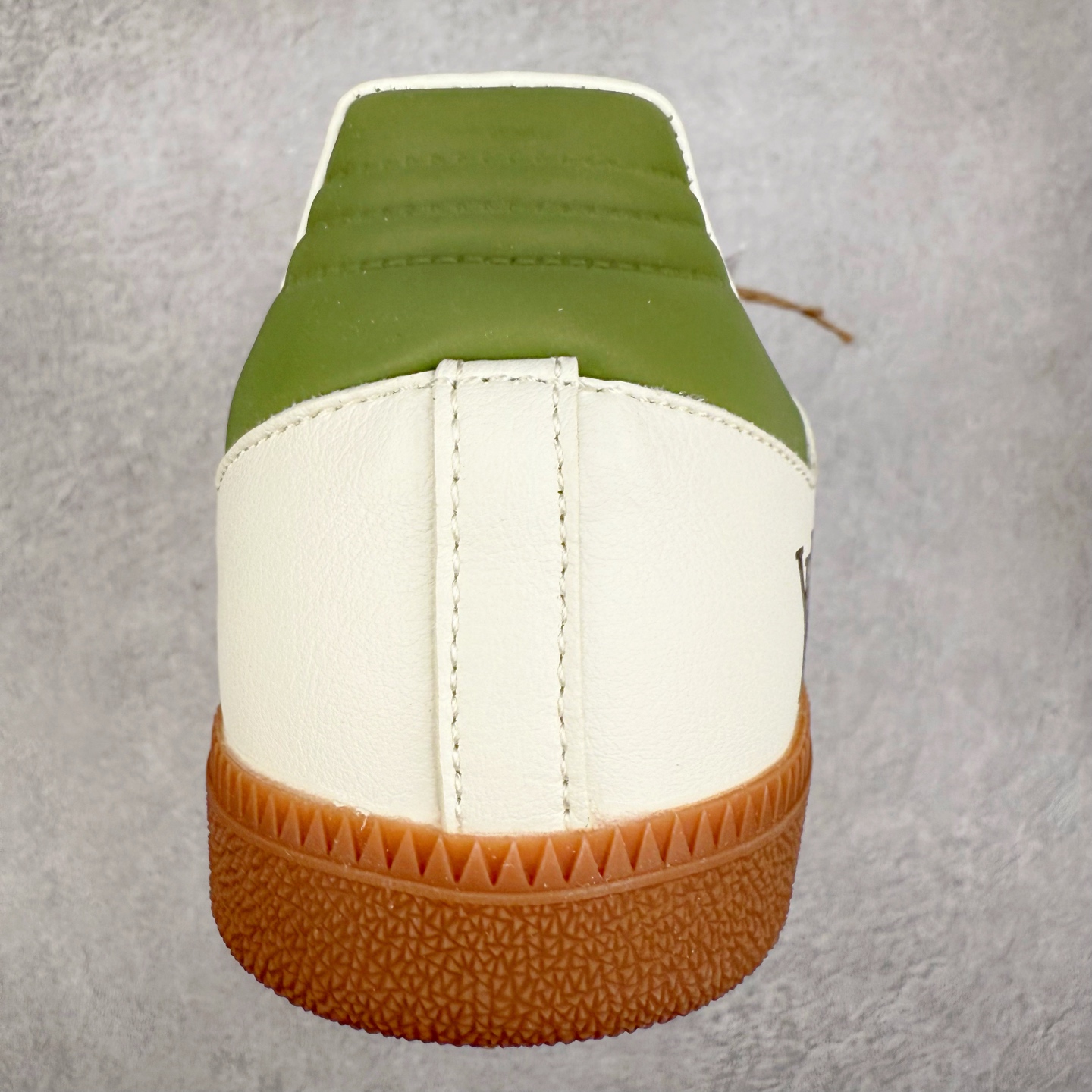 图片[6]-＃C2 AD Original Samba OG 复古经典轻便板鞋 定制配色 GJ75809 这款桑巴鞋展示了高质量的工艺 带有装饰的超锁缝制和无缝的手感 柔软、柔软的皮革造型和标志性的3条纹完成了精致的外观 正规合身鞋带 鞋面上有绒面鞋垫 橡胶鞋底 享受正畸套筒软感 自50年代首次亮相以来就一直在赢得粉丝的青睐 尺码：36 36.5 37.5 38 38.5 39 40 40.5 41 42 42.5 43 44 44.5 45-选品中心