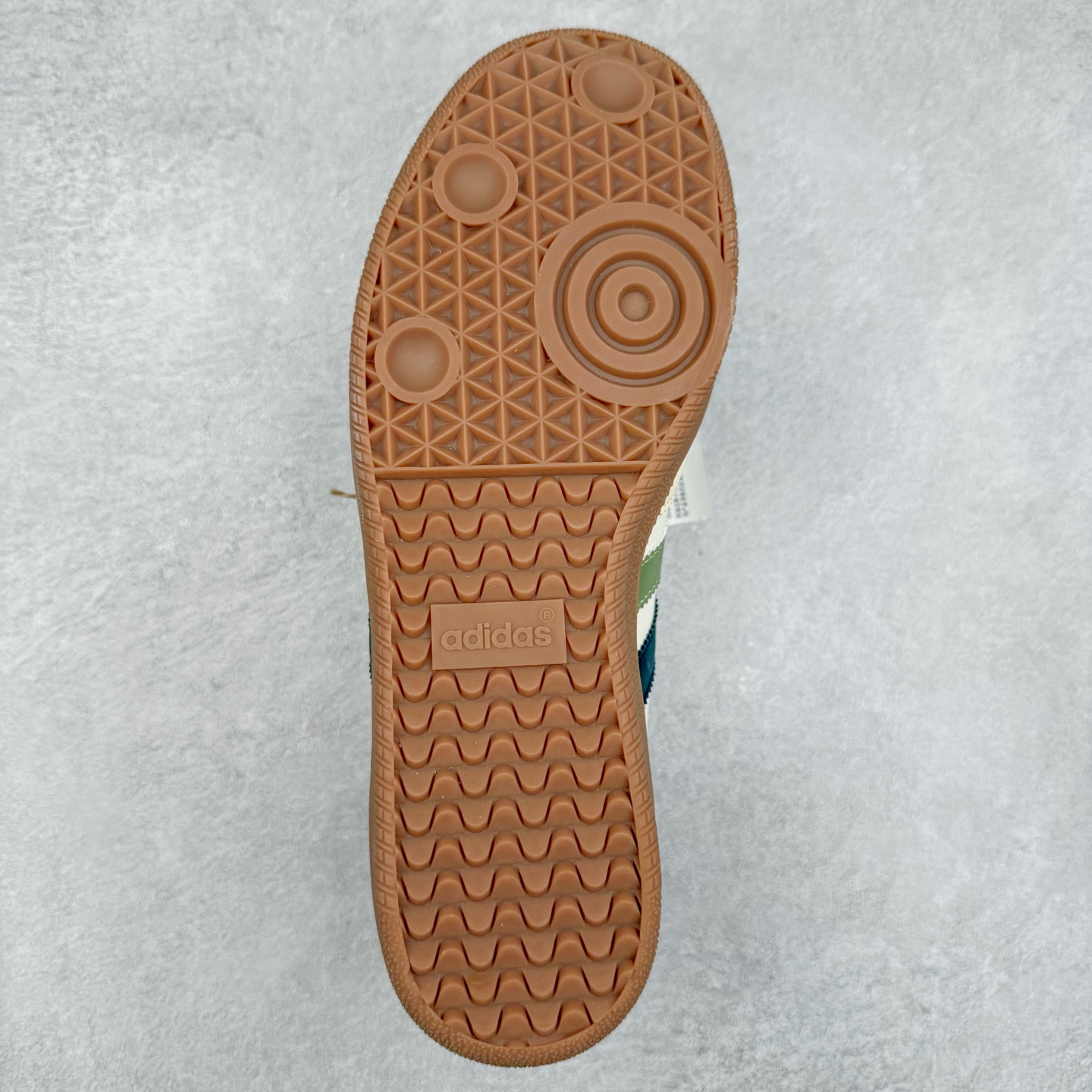 图片[7]-＃C2 AD Original Samba OG 复古经典轻便板鞋 定制配色 GJ75809 这款桑巴鞋展示了高质量的工艺 带有装饰的超锁缝制和无缝的手感 柔软、柔软的皮革造型和标志性的3条纹完成了精致的外观 正规合身鞋带 鞋面上有绒面鞋垫 橡胶鞋底 享受正畸套筒软感 自50年代首次亮相以来就一直在赢得粉丝的青睐 尺码：36 36.5 37.5 38 38.5 39 40 40.5 41 42 42.5 43 44 44.5 45-选品中心