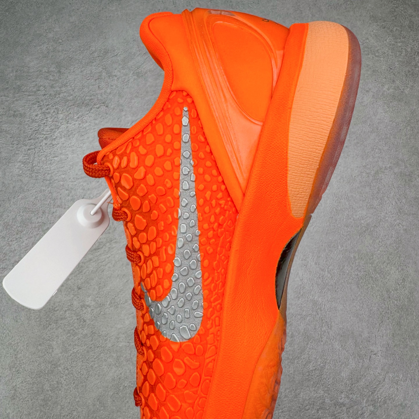 图片[7]-＃灭世海外版 NK Zoom Kobe 6 Protro 科比六代 橙银色 IH1871-800 纯原海外版气垫品质吊打各路纯原 气压➕耐久双重保障 前掌ZOOM TURBO➕后掌马蹄Zoom 后掌澎湃脚感无出其右 全套冲刀改版 鞋型还原度95% 宽脚选手必入货品 鞋头2.5mm上翘空间 不挤脚 完美释放脚趾活动空间 正码正拍 脚型适配性 市场最强没有之一 鞋面工艺全新升级 100%对标正品 原厂聚氨酯蛇鳞 珠光密度同步正品 Swoosh喷漆工艺 还原度接近100% 全新后跟TPU模具 正确S型弧度 区分市场纯原（市场纯原采用公版模具 后跟TPU几乎无弧度）国产天花板橡胶配方 抓地力爆炸 海外口碑炸裂 鞋舌LOGO正确内嵌压印 原厂碳板 正确原盒 厚积薄发 王者归来 拒绝杀猪 拒绝套路 灭世纯原海外版科比系列 致力打造实战第一标杆 尺码：39-47.5 全新模具 正码正拍-选品中心