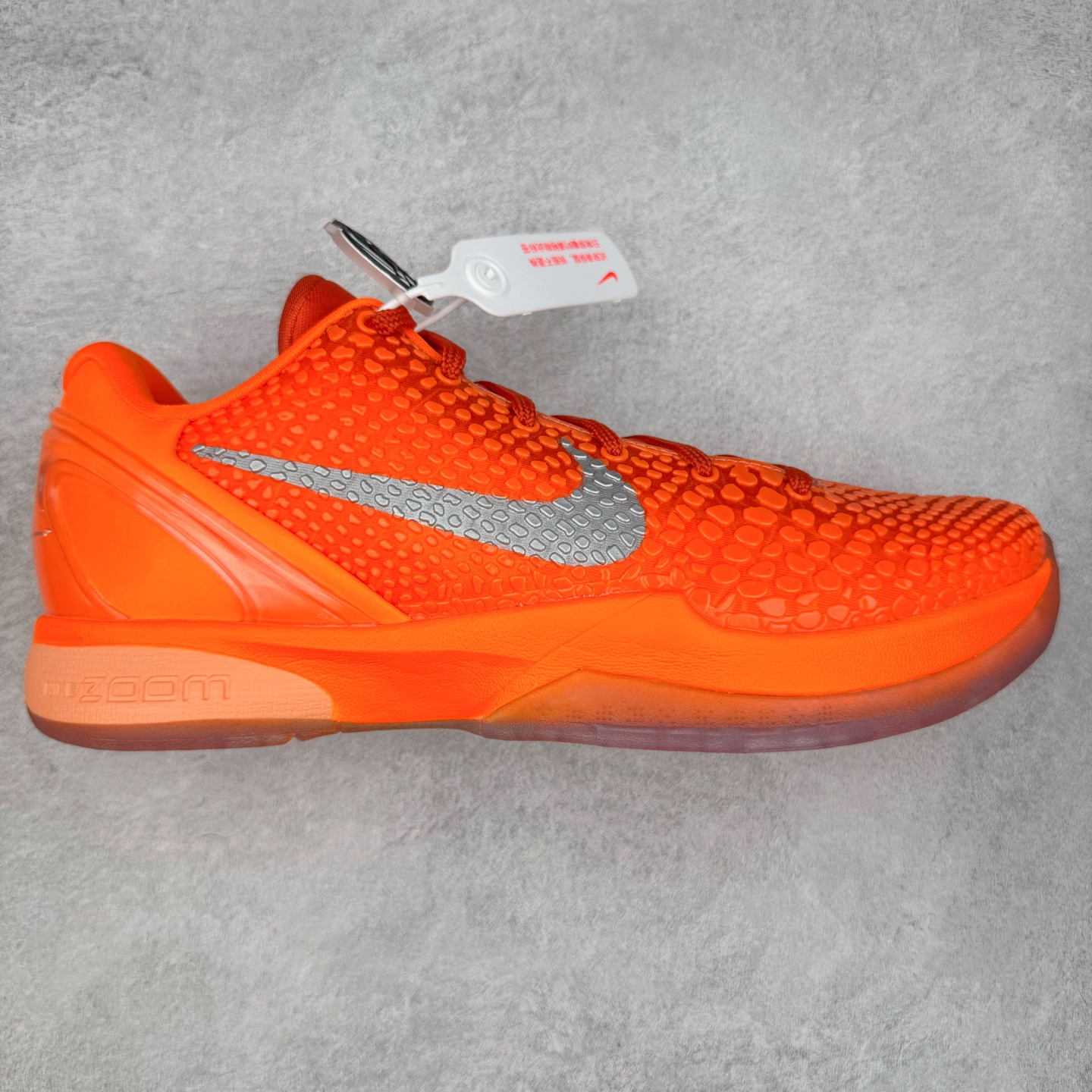 ＃灭世海外版 NK Zoom Kobe 6 Protro 科比六代 橙银色 IH1871-800 纯原海外版气垫品质吊打各路纯原 气压➕耐久双重保障 前掌ZOOM TURBO➕后掌马蹄Zoom 后掌澎湃脚感无出其右 全套冲刀改版 鞋型还原度95% 宽脚选手必入货品 鞋头2.5mm上翘空间 不挤脚 完美释放脚趾活动空间 正码正拍 脚型适配性 市场最强没有之一 鞋面工艺全新升级 100%对标正品 原厂聚氨酯蛇鳞 珠光密度同步正品 Swoosh喷漆工艺 还原度接近100% 全新后跟TPU模具 正确S型弧度 区分市场纯原（市场纯原采用公版模具 后跟TPU几乎无弧度）国产天花板橡胶配方 抓地力爆炸 海外口碑炸裂 鞋舌LOGO正确内嵌压印 原厂碳板 正确原盒 厚积薄发 王者归来 拒绝杀猪 拒绝套路 灭世纯原海外版科比系列 致力打造实战第一标杆 尺码：39-47.5 全新模具 正码正拍-选品中心