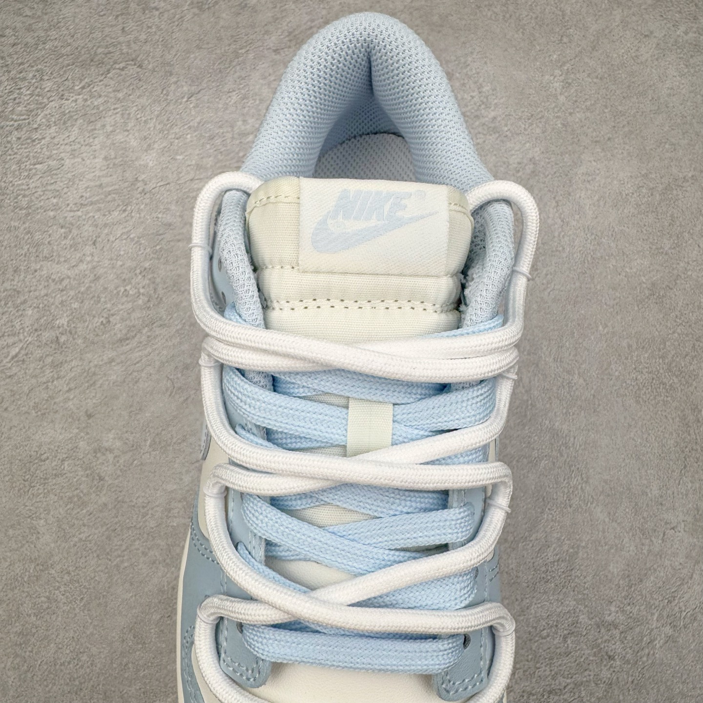 图片[5]-＃YC纯原 NK Dunk Low 洛水 BW0510-060 此款灵感溯洄千古名篇《洛神赋》，撷取洛神「翩若惊鸿，婉若游龙」之灵韵，以Dunk Low 鞋型化身现代载体，赋予经典新生，呈现洛神风华。整体采用盐水蓝为主色调，如洛水清波般清冽澄;冰川蓝Swoosh 标志跃然其上，蓝白交织，似冰晶初绽，亦是点睛之笔，步履间，尽显东方美学的灵动与优雅。定制系列天花板 无原鞋不开发 全系列得物原鞋一比一校对开发 配色持续更新中 终端对接 优势输出 全套原厂楦头原纸板数据档案倾力打造 原汁原味莞产 极致还原 圈内最强针车工艺 高端零售指定版 广东原厂配套原盒原标 鞋盒分三个尺码段 原厂冲刀 超高清洁度 全鞋零毛边皮料切割 采用原厂百宏鞋带以及原厂百宏织唛舌标 内标可供原厂几率过验 进口原装条纹中底布 四线拉帮白色点胶 原厂拉帮手法遵循公司 原厂电绣 极致还原 尺码：36 36.5 37.5 38 38.5 39 40 40.5 41 42 42.5 43 44 44.5 45 46-选品中心