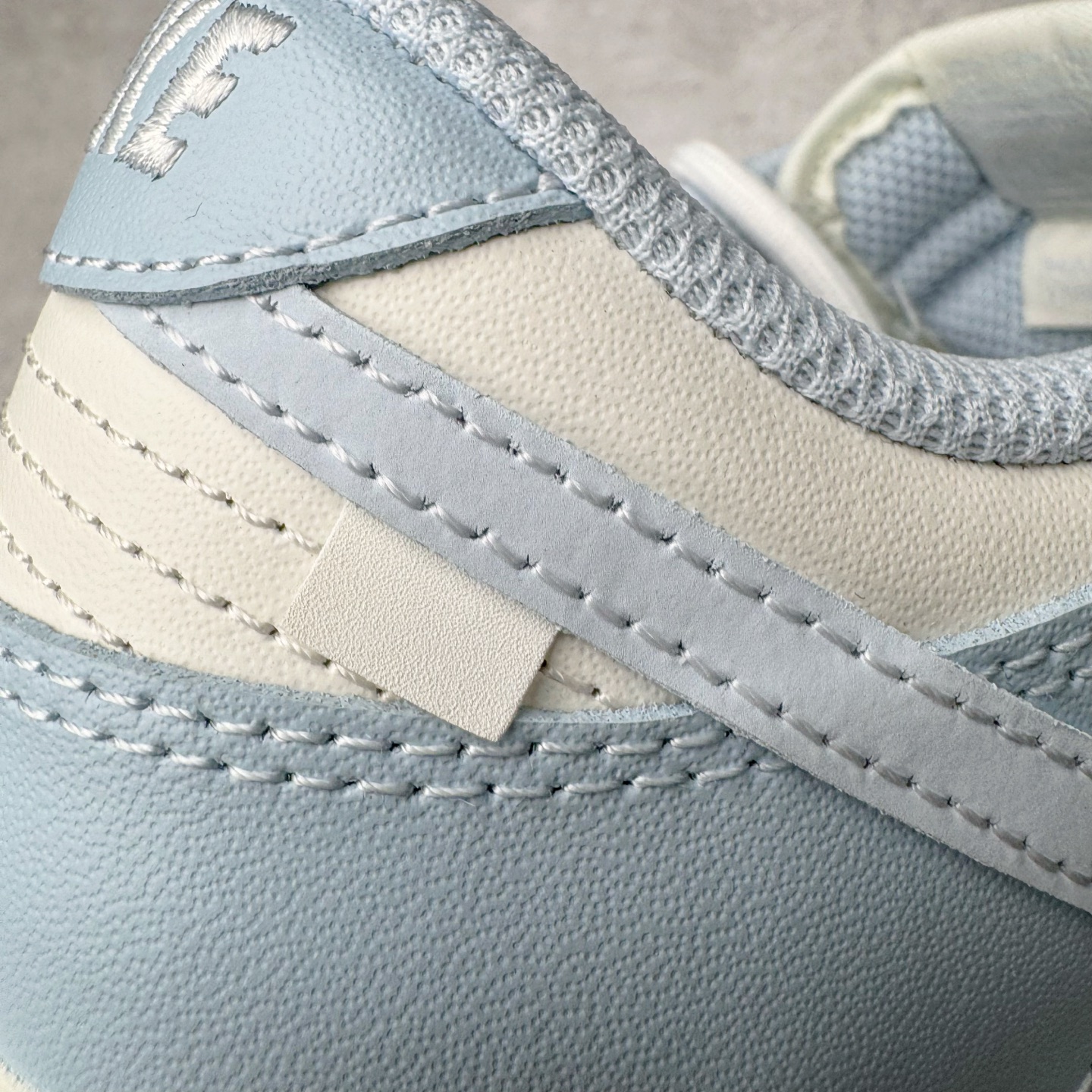 图片[16]-＃YC纯原 NK Dunk Low 洛水 BW0510-060 此款灵感溯洄千古名篇《洛神赋》，撷取洛神「翩若惊鸿，婉若游龙」之灵韵，以Dunk Low 鞋型化身现代载体，赋予经典新生，呈现洛神风华。整体采用盐水蓝为主色调，如洛水清波般清冽澄;冰川蓝Swoosh 标志跃然其上，蓝白交织，似冰晶初绽，亦是点睛之笔，步履间，尽显东方美学的灵动与优雅。定制系列天花板 无原鞋不开发 全系列得物原鞋一比一校对开发 配色持续更新中 终端对接 优势输出 全套原厂楦头原纸板数据档案倾力打造 原汁原味莞产 极致还原 圈内最强针车工艺 高端零售指定版 广东原厂配套原盒原标 鞋盒分三个尺码段 原厂冲刀 超高清洁度 全鞋零毛边皮料切割 采用原厂百宏鞋带以及原厂百宏织唛舌标 内标可供原厂几率过验 进口原装条纹中底布 四线拉帮白色点胶 原厂拉帮手法遵循公司 原厂电绣 极致还原 尺码：36 36.5 37.5 38 38.5 39 40 40.5 41 42 42.5 43 44 44.5 45 46-选品中心