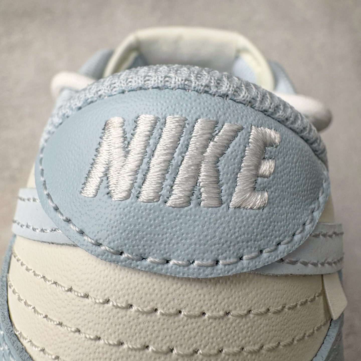 图片[15]-＃YC纯原 NK Dunk Low 洛水 BW0510-060 此款灵感溯洄千古名篇《洛神赋》，撷取洛神「翩若惊鸿，婉若游龙」之灵韵，以Dunk Low 鞋型化身现代载体，赋予经典新生，呈现洛神风华。整体采用盐水蓝为主色调，如洛水清波般清冽澄;冰川蓝Swoosh 标志跃然其上，蓝白交织，似冰晶初绽，亦是点睛之笔，步履间，尽显东方美学的灵动与优雅。定制系列天花板 无原鞋不开发 全系列得物原鞋一比一校对开发 配色持续更新中 终端对接 优势输出 全套原厂楦头原纸板数据档案倾力打造 原汁原味莞产 极致还原 圈内最强针车工艺 高端零售指定版 广东原厂配套原盒原标 鞋盒分三个尺码段 原厂冲刀 超高清洁度 全鞋零毛边皮料切割 采用原厂百宏鞋带以及原厂百宏织唛舌标 内标可供原厂几率过验 进口原装条纹中底布 四线拉帮白色点胶 原厂拉帮手法遵循公司 原厂电绣 极致还原 尺码：36 36.5 37.5 38 38.5 39 40 40.5 41 42 42.5 43 44 44.5 45 46-选品中心