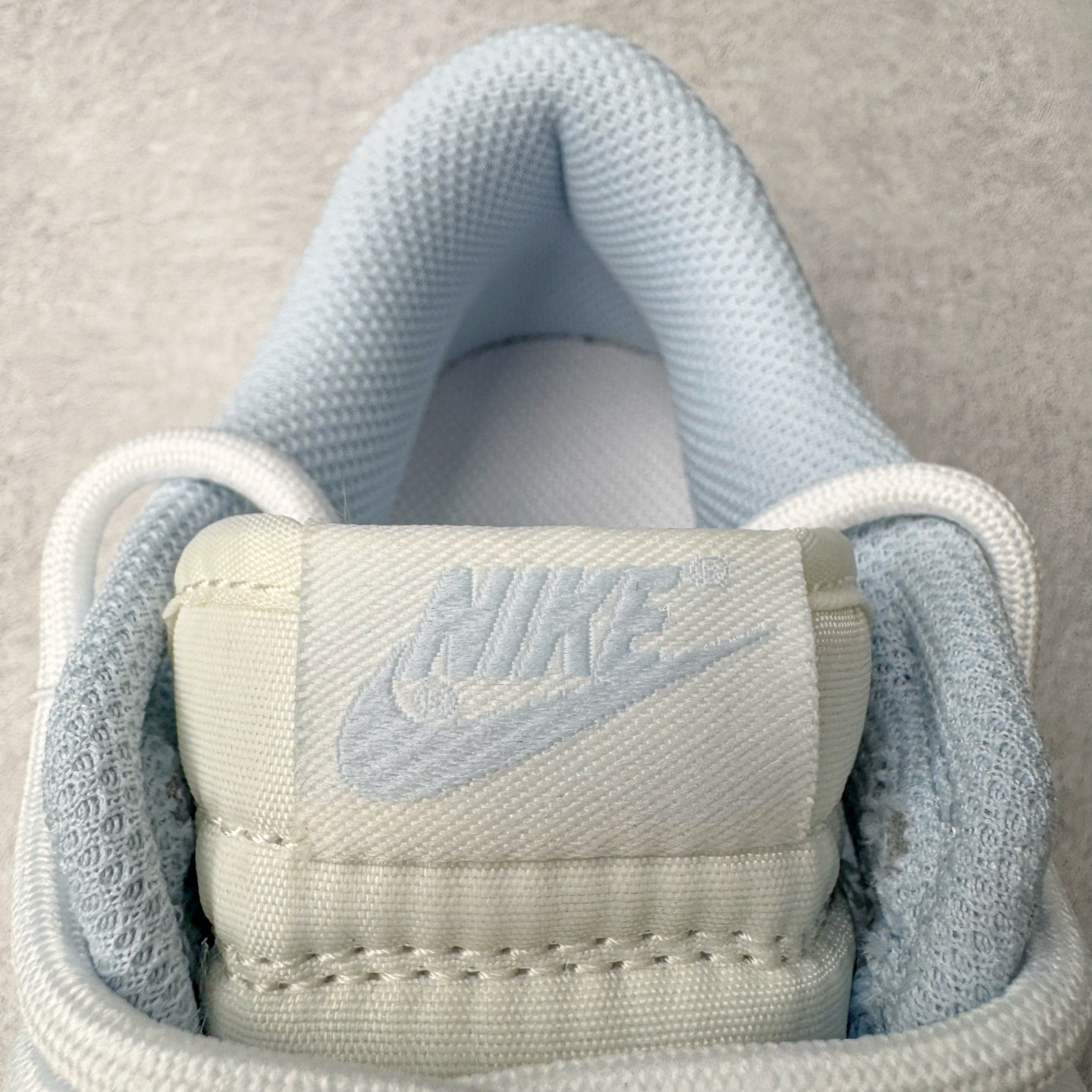 图片[13]-＃YC纯原 NK Dunk Low 洛水 BW0510-060 此款灵感溯洄千古名篇《洛神赋》，撷取洛神「翩若惊鸿，婉若游龙」之灵韵，以Dunk Low 鞋型化身现代载体，赋予经典新生，呈现洛神风华。整体采用盐水蓝为主色调，如洛水清波般清冽澄;冰川蓝Swoosh 标志跃然其上，蓝白交织，似冰晶初绽，亦是点睛之笔，步履间，尽显东方美学的灵动与优雅。定制系列天花板 无原鞋不开发 全系列得物原鞋一比一校对开发 配色持续更新中 终端对接 优势输出 全套原厂楦头原纸板数据档案倾力打造 原汁原味莞产 极致还原 圈内最强针车工艺 高端零售指定版 广东原厂配套原盒原标 鞋盒分三个尺码段 原厂冲刀 超高清洁度 全鞋零毛边皮料切割 采用原厂百宏鞋带以及原厂百宏织唛舌标 内标可供原厂几率过验 进口原装条纹中底布 四线拉帮白色点胶 原厂拉帮手法遵循公司 原厂电绣 极致还原 尺码：36 36.5 37.5 38 38.5 39 40 40.5 41 42 42.5 43 44 44.5 45 46-选品中心