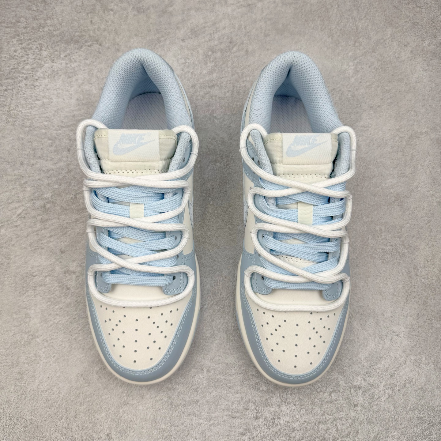 图片[2]-＃YC纯原 NK Dunk Low 洛水 BW0510-060 此款灵感溯洄千古名篇《洛神赋》，撷取洛神「翩若惊鸿，婉若游龙」之灵韵，以Dunk Low 鞋型化身现代载体，赋予经典新生，呈现洛神风华。整体采用盐水蓝为主色调，如洛水清波般清冽澄;冰川蓝Swoosh 标志跃然其上，蓝白交织，似冰晶初绽，亦是点睛之笔，步履间，尽显东方美学的灵动与优雅。定制系列天花板 无原鞋不开发 全系列得物原鞋一比一校对开发 配色持续更新中 终端对接 优势输出 全套原厂楦头原纸板数据档案倾力打造 原汁原味莞产 极致还原 圈内最强针车工艺 高端零售指定版 广东原厂配套原盒原标 鞋盒分三个尺码段 原厂冲刀 超高清洁度 全鞋零毛边皮料切割 采用原厂百宏鞋带以及原厂百宏织唛舌标 内标可供原厂几率过验 进口原装条纹中底布 四线拉帮白色点胶 原厂拉帮手法遵循公司 原厂电绣 极致还原 尺码：36 36.5 37.5 38 38.5 39 40 40.5 41 42 42.5 43 44 44.5 45 46-选品中心