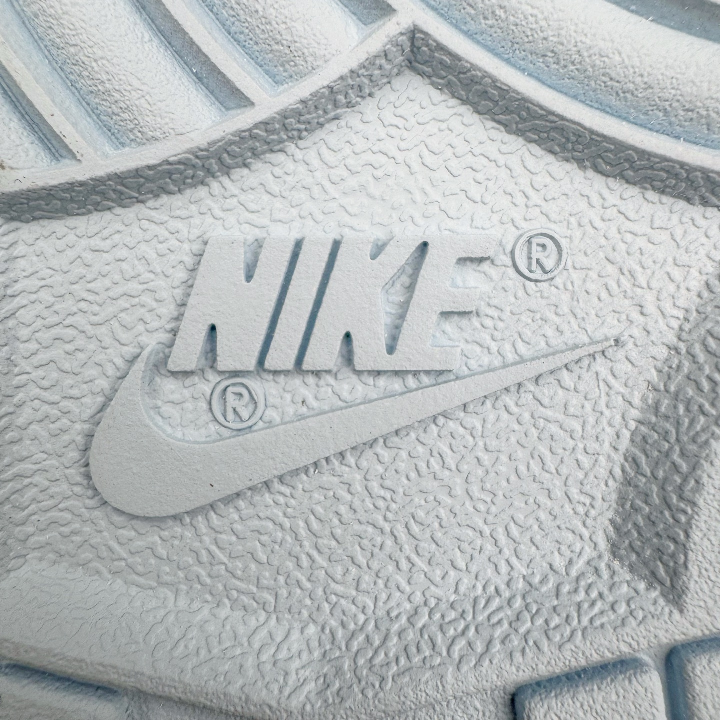 图片[19]-＃YC纯原 NK Dunk Low 洛水 BW0510-060 此款灵感溯洄千古名篇《洛神赋》，撷取洛神「翩若惊鸿，婉若游龙」之灵韵，以Dunk Low 鞋型化身现代载体，赋予经典新生，呈现洛神风华。整体采用盐水蓝为主色调，如洛水清波般清冽澄;冰川蓝Swoosh 标志跃然其上，蓝白交织，似冰晶初绽，亦是点睛之笔，步履间，尽显东方美学的灵动与优雅。定制系列天花板 无原鞋不开发 全系列得物原鞋一比一校对开发 配色持续更新中 终端对接 优势输出 全套原厂楦头原纸板数据档案倾力打造 原汁原味莞产 极致还原 圈内最强针车工艺 高端零售指定版 广东原厂配套原盒原标 鞋盒分三个尺码段 原厂冲刀 超高清洁度 全鞋零毛边皮料切割 采用原厂百宏鞋带以及原厂百宏织唛舌标 内标可供原厂几率过验 进口原装条纹中底布 四线拉帮白色点胶 原厂拉帮手法遵循公司 原厂电绣 极致还原 尺码：36 36.5 37.5 38 38.5 39 40 40.5 41 42 42.5 43 44 44.5 45 46-选品中心