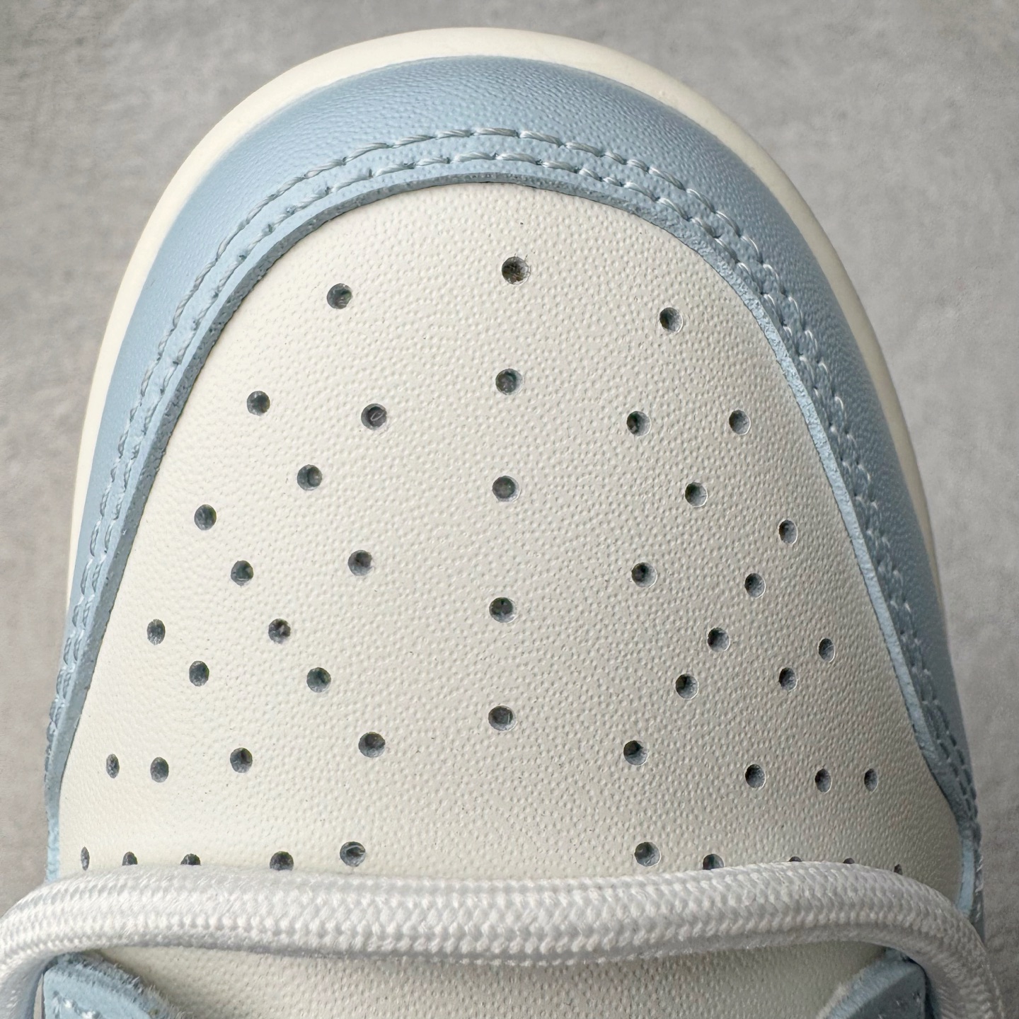 图片[14]-＃YC纯原 NK Dunk Low 洛水 BW0510-060 此款灵感溯洄千古名篇《洛神赋》，撷取洛神「翩若惊鸿，婉若游龙」之灵韵，以Dunk Low 鞋型化身现代载体，赋予经典新生，呈现洛神风华。整体采用盐水蓝为主色调，如洛水清波般清冽澄;冰川蓝Swoosh 标志跃然其上，蓝白交织，似冰晶初绽，亦是点睛之笔，步履间，尽显东方美学的灵动与优雅。定制系列天花板 无原鞋不开发 全系列得物原鞋一比一校对开发 配色持续更新中 终端对接 优势输出 全套原厂楦头原纸板数据档案倾力打造 原汁原味莞产 极致还原 圈内最强针车工艺 高端零售指定版 广东原厂配套原盒原标 鞋盒分三个尺码段 原厂冲刀 超高清洁度 全鞋零毛边皮料切割 采用原厂百宏鞋带以及原厂百宏织唛舌标 内标可供原厂几率过验 进口原装条纹中底布 四线拉帮白色点胶 原厂拉帮手法遵循公司 原厂电绣 极致还原 尺码：36 36.5 37.5 38 38.5 39 40 40.5 41 42 42.5 43 44 44.5 45 46-选品中心