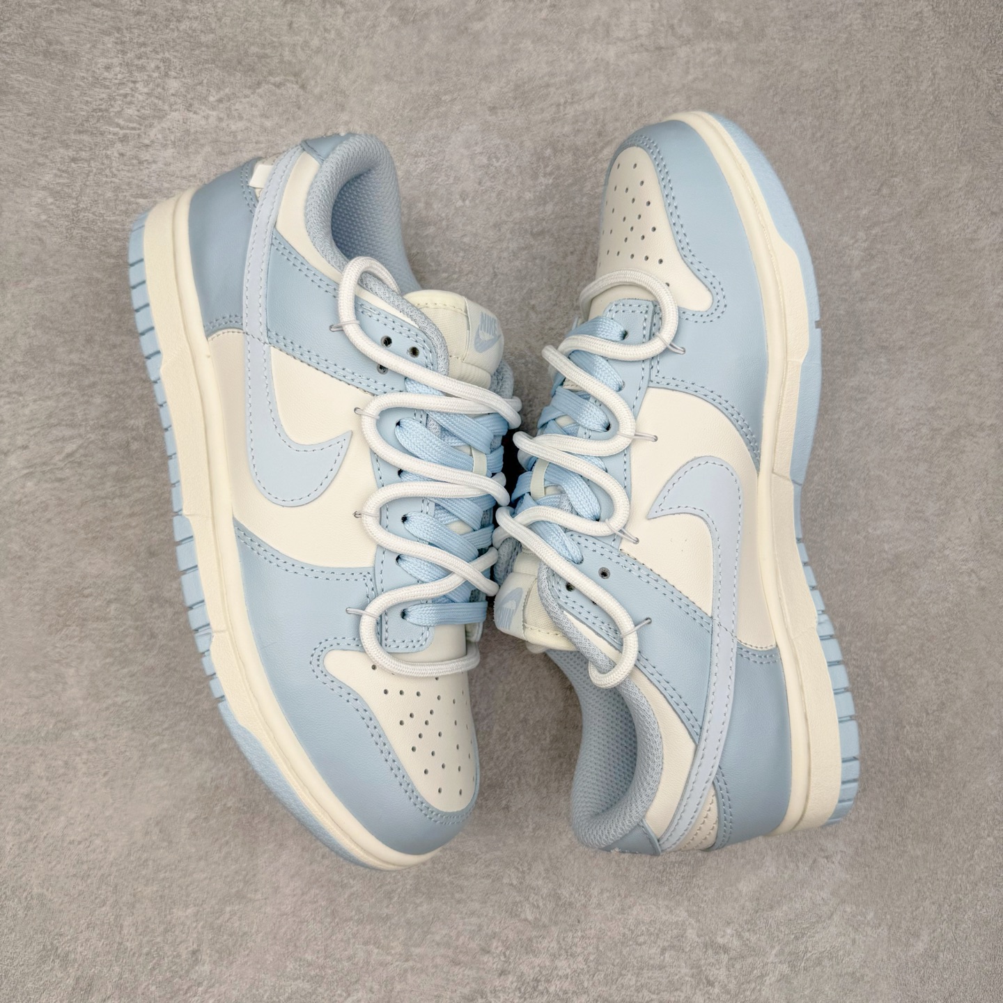 图片[3]-＃YC纯原 NK Dunk Low 洛水 BW0510-060 此款灵感溯洄千古名篇《洛神赋》，撷取洛神「翩若惊鸿，婉若游龙」之灵韵，以Dunk Low 鞋型化身现代载体，赋予经典新生，呈现洛神风华。整体采用盐水蓝为主色调，如洛水清波般清冽澄;冰川蓝Swoosh 标志跃然其上，蓝白交织，似冰晶初绽，亦是点睛之笔，步履间，尽显东方美学的灵动与优雅。定制系列天花板 无原鞋不开发 全系列得物原鞋一比一校对开发 配色持续更新中 终端对接 优势输出 全套原厂楦头原纸板数据档案倾力打造 原汁原味莞产 极致还原 圈内最强针车工艺 高端零售指定版 广东原厂配套原盒原标 鞋盒分三个尺码段 原厂冲刀 超高清洁度 全鞋零毛边皮料切割 采用原厂百宏鞋带以及原厂百宏织唛舌标 内标可供原厂几率过验 进口原装条纹中底布 四线拉帮白色点胶 原厂拉帮手法遵循公司 原厂电绣 极致还原 尺码：36 36.5 37.5 38 38.5 39 40 40.5 41 42 42.5 43 44 44.5 45 46-选品中心